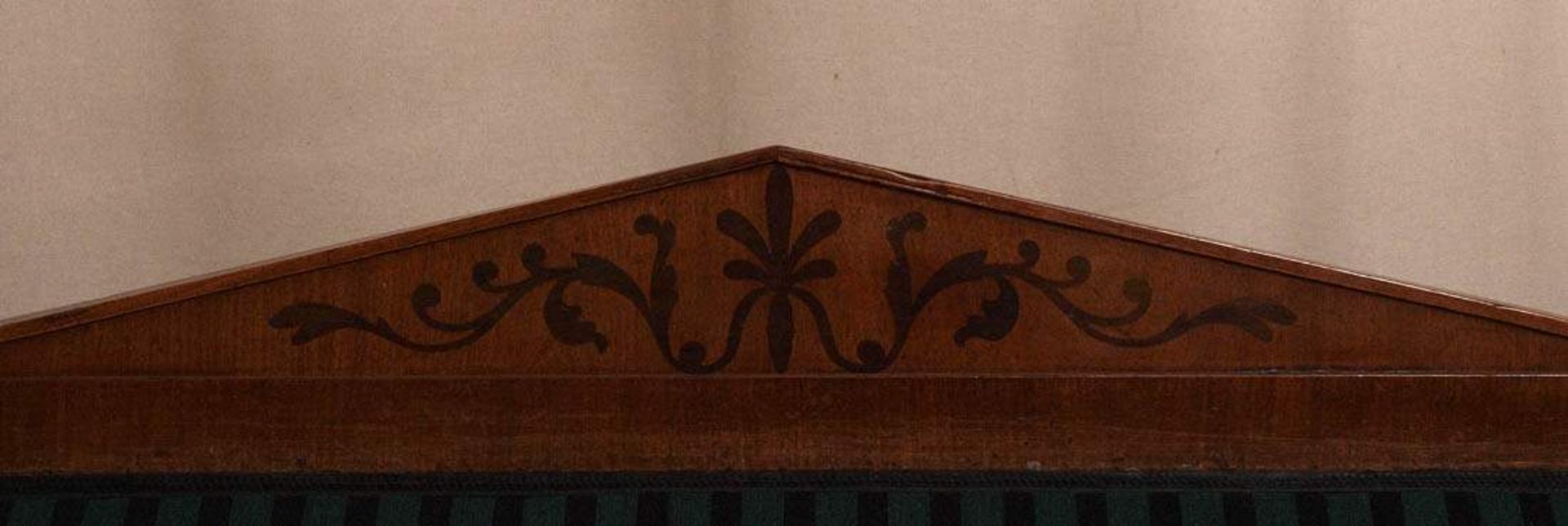 Sofa, um 1820Auf vier Stollenfüßen rechteckiger Sitzrahmen mit hoher Polsterung. Gepolsterte - Bild 5 aus 5