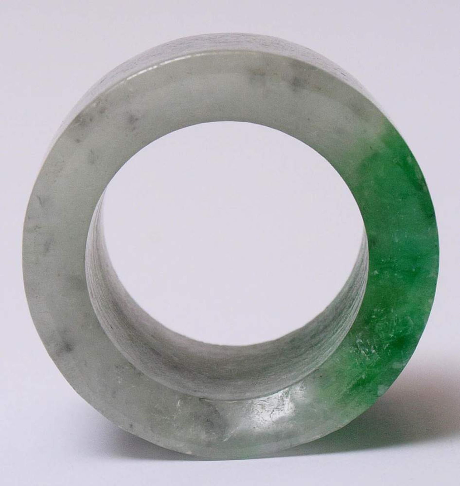Bogenschützenring, ChinaGrün-weiße Jade. Durchm.3,5cm. - Bild 16 aus 21