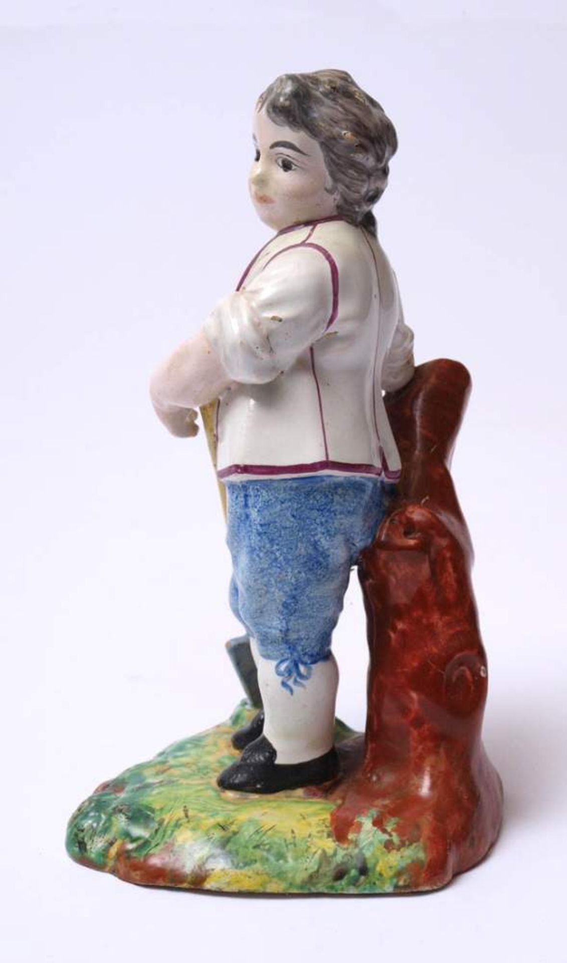 Figurine, wohl Niderwiller, 2. Hälfte 18.Jhdt.Auf naturalistischem Sockel jugendlicher Bauer mit - Bild 3 aus 9