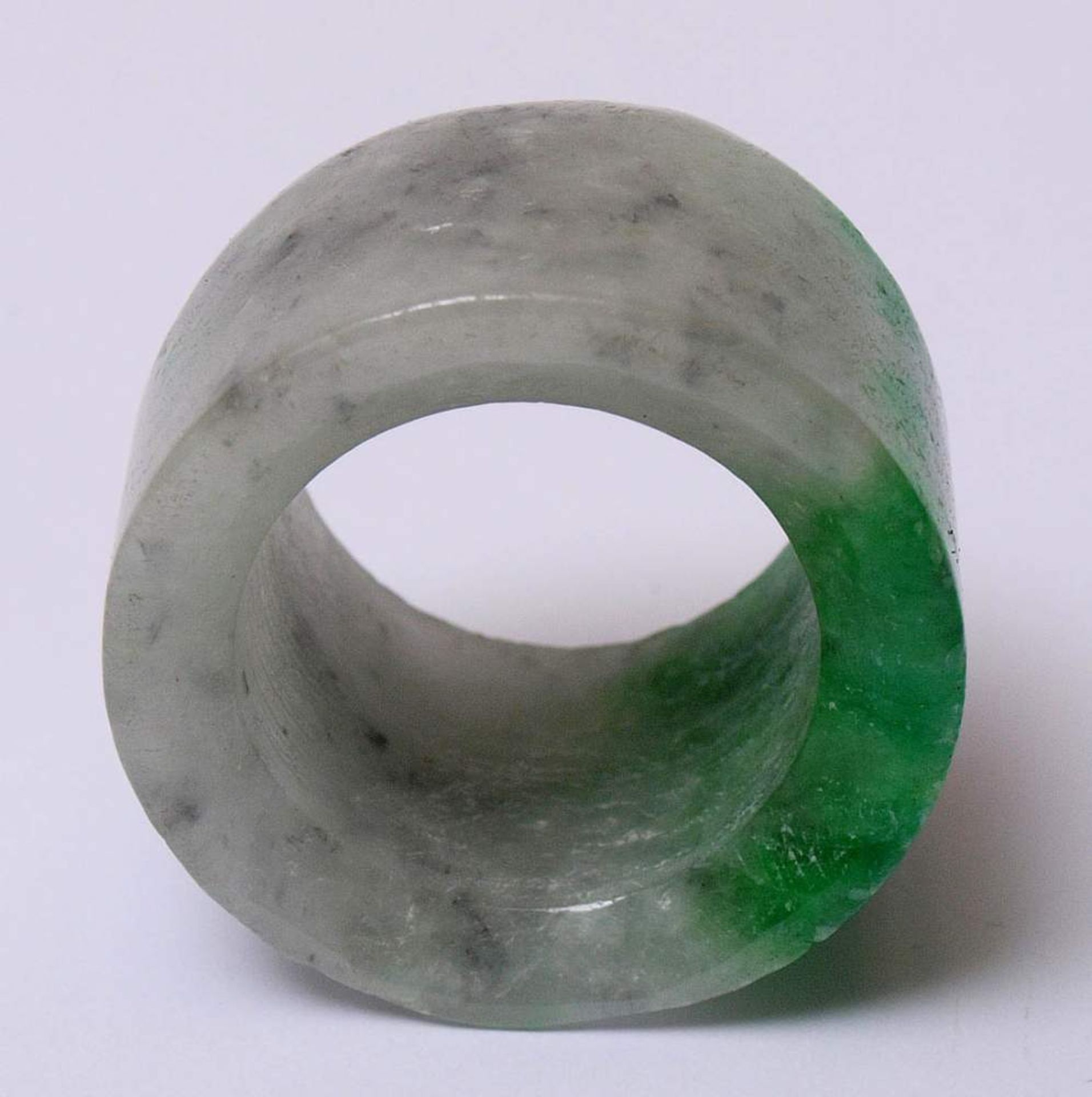 Bogenschützenring, ChinaGrün-weiße Jade. Durchm.3,5cm. - Bild 14 aus 21