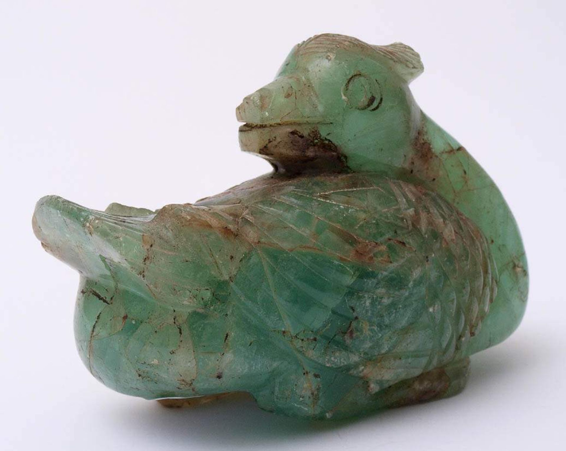 Tierfigurine, China, 19.Jhdt.Sitzender Vogel. Grün durchschimmernder Halbedelstein. L.13,5cm. - Bild 3 aus 3