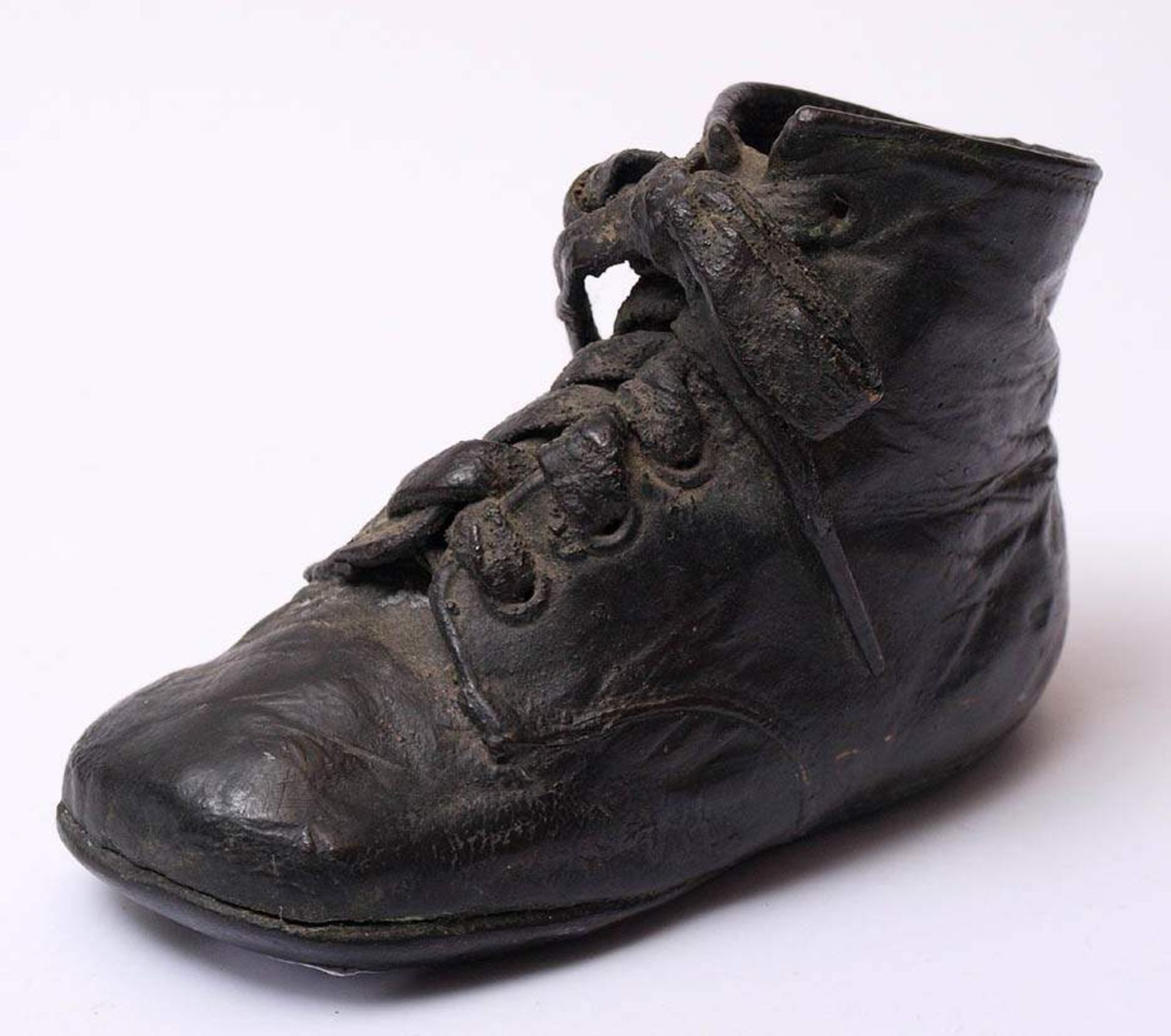 Bronzierter BabyschuhÄhnlich wie voriger. H.8cm.