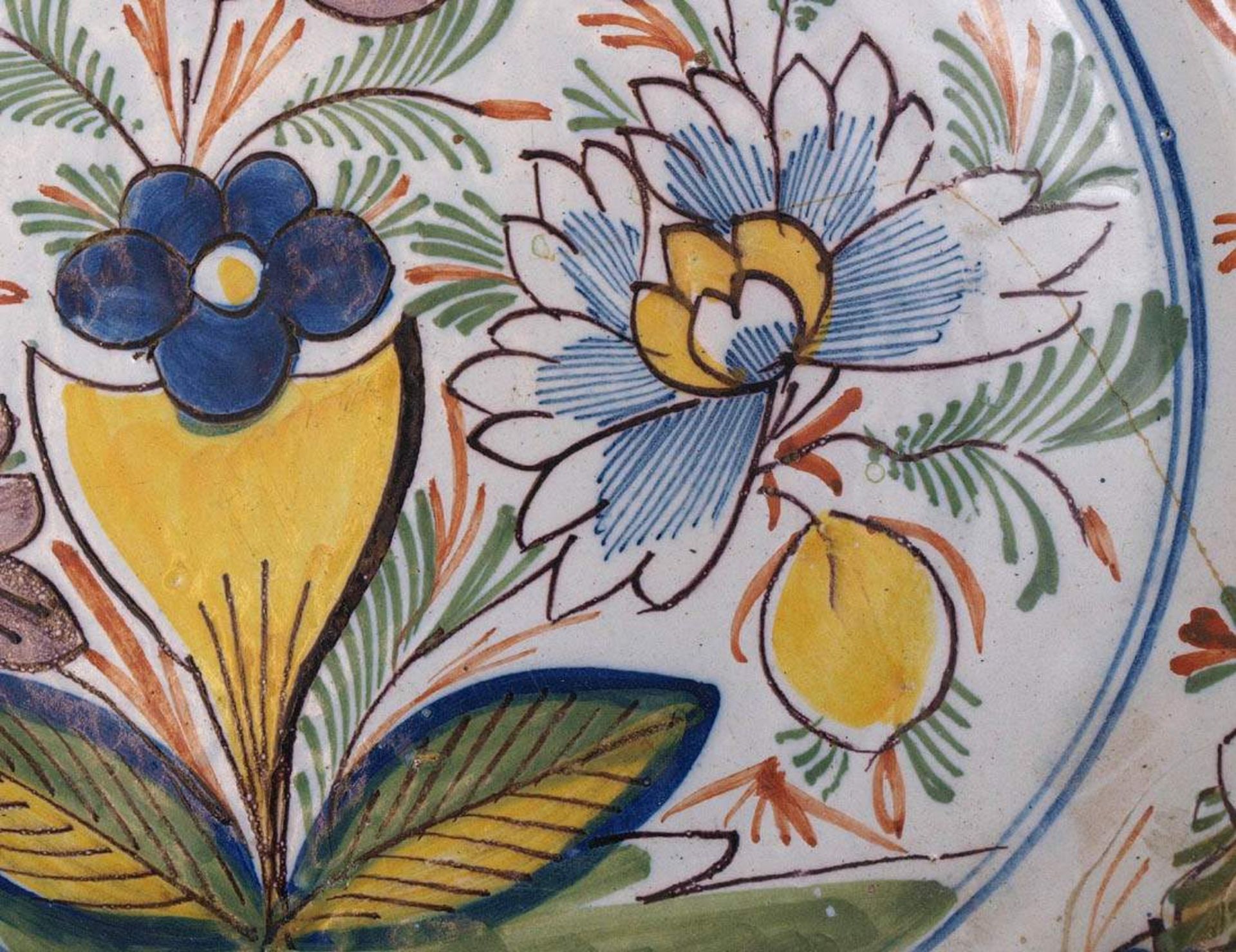 Wandteller, Holland, 18.Jhdt.Flachgemuldete Form. Auf Fahne und Spiegel Blumenarrangements in - Bild 2 aus 5