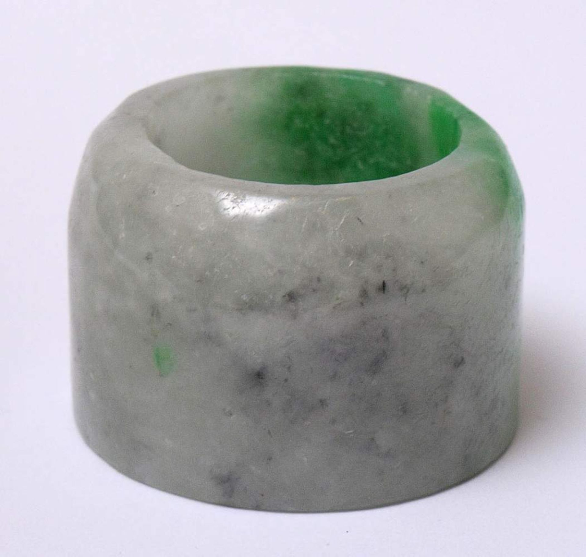 Bogenschützenring, ChinaGrün-weiße Jade. Durchm.3,5cm. - Bild 6 aus 21
