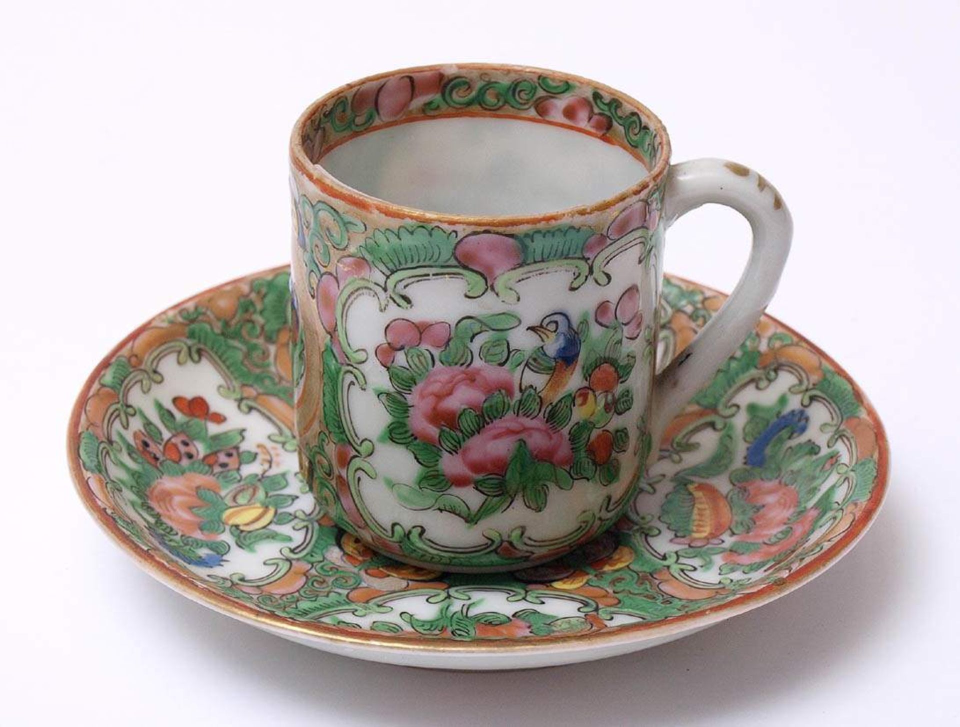 Teetasse, China, um 1900Flachgemuldeter Unterteller. Zylindrische Tasse mit Ohrenhenkel. Wandung und