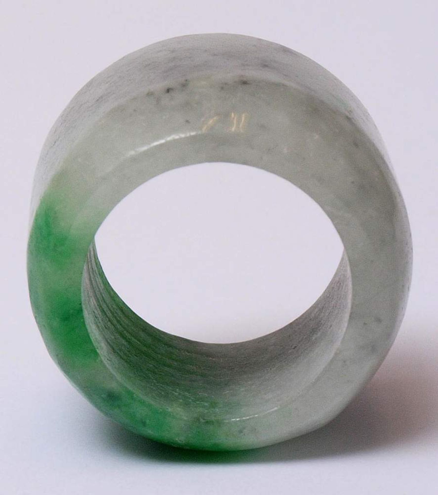 Bogenschützenring, ChinaGrün-weiße Jade. Durchm.3,5cm. - Bild 19 aus 21