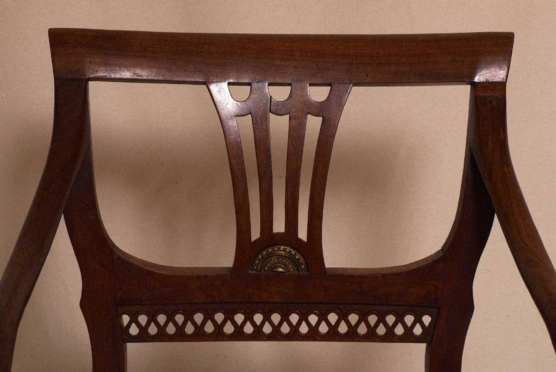 Armlehnstuhl, 1. Hälfte 19.Jhdt.Auf vier Spitzfüßen gepolsterte, trapezförmige Sitzfläche. nach - Bild 2 aus 5