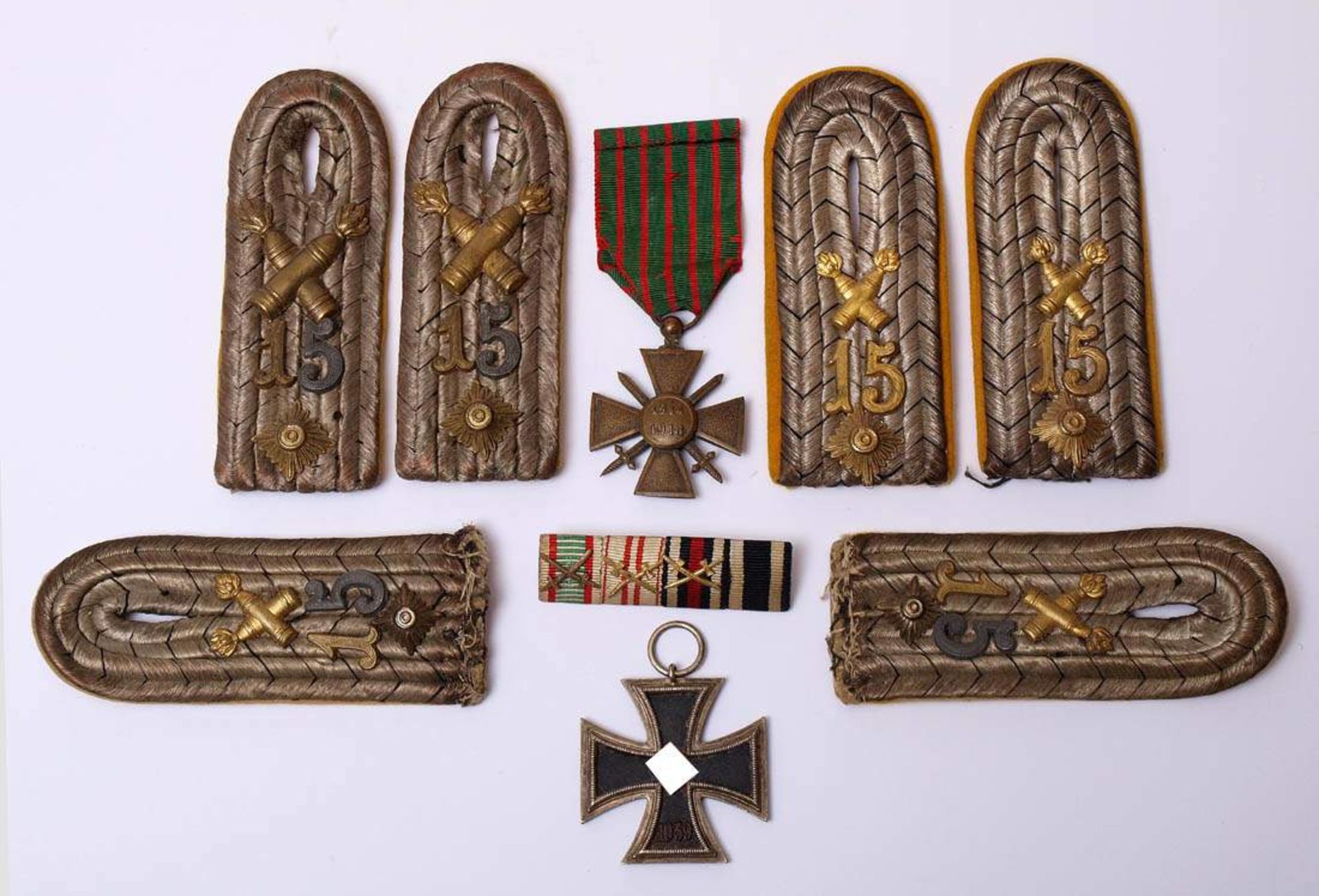 Konvolut MilitariaSechs div. Schulterstücke, Spange mit vier Ordensbändern und drei gekreuzten