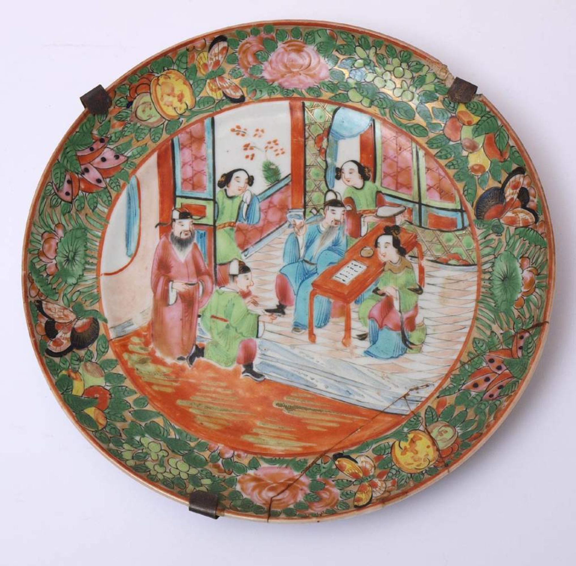 Wandteller, China, 19.Jhdt.Famille verte. Auf der Fahne in polychromer Emailmalerei Blüten,