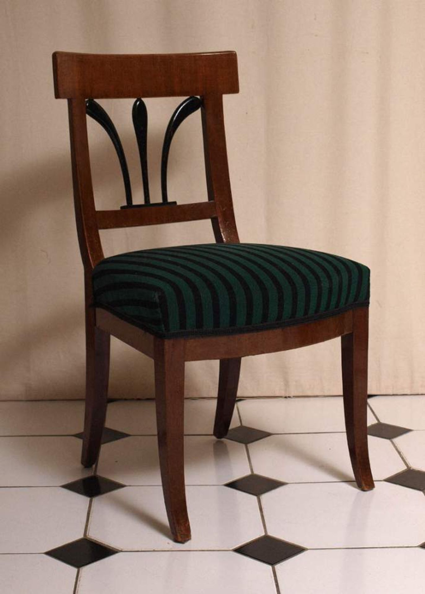 Sechs Stühle, um 1820Auf vier Spitzfüßen trapezförmige, gepolsterte Zarge. Nach hinten schwingende - Bild 2 aus 3