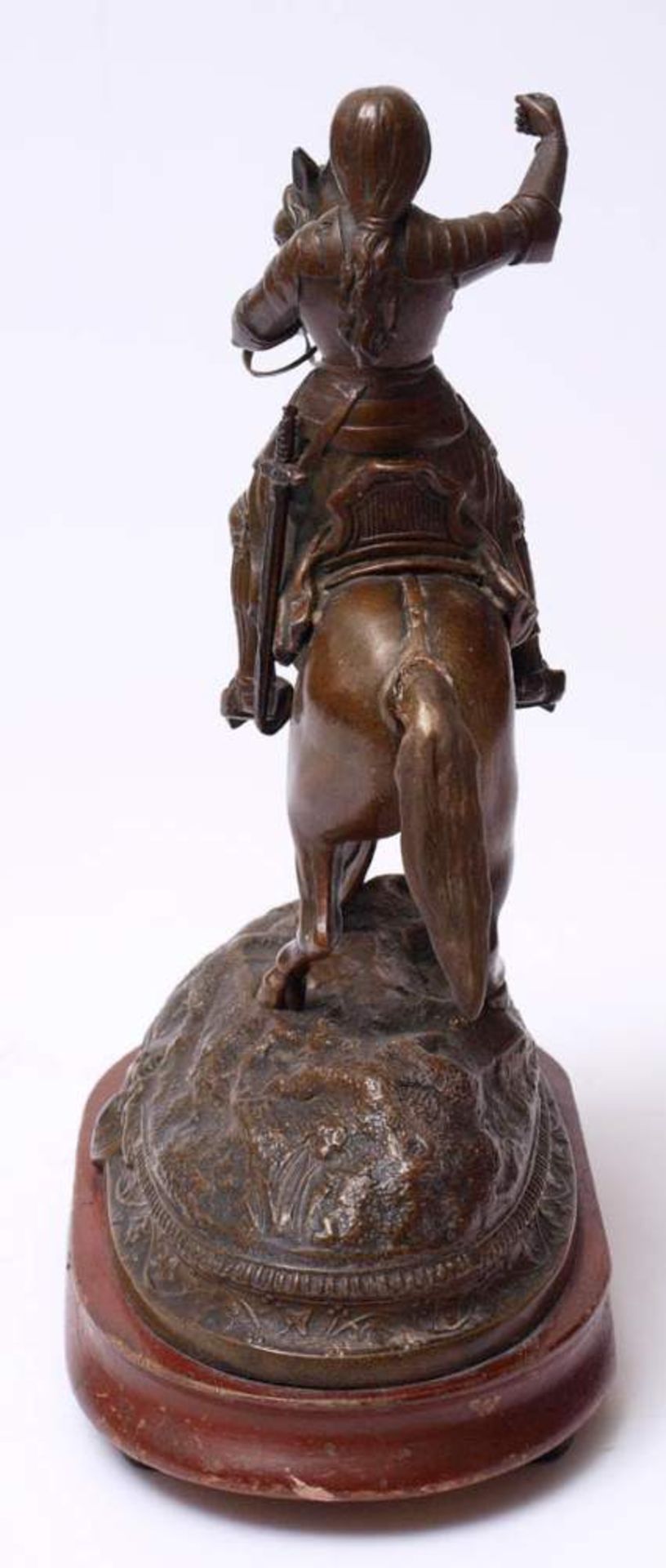 Unbekannter Künstler, 19.Jhdt.Auf ovaler Plinthe naturalistischer Sockel. Darauf Jeanne d'Arc zu - Bild 12 aus 13