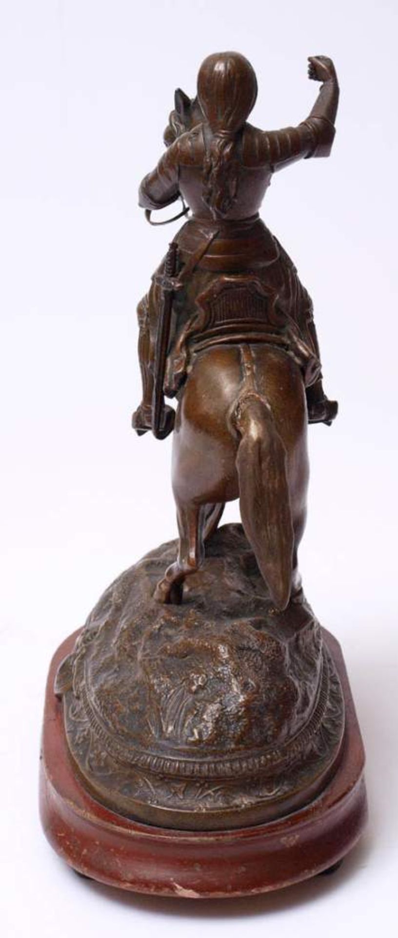 Unbekannter Künstler, 19.Jhdt.Auf ovaler Plinthe naturalistischer Sockel. Darauf Jeanne d'Arc zu - Bild 13 aus 13