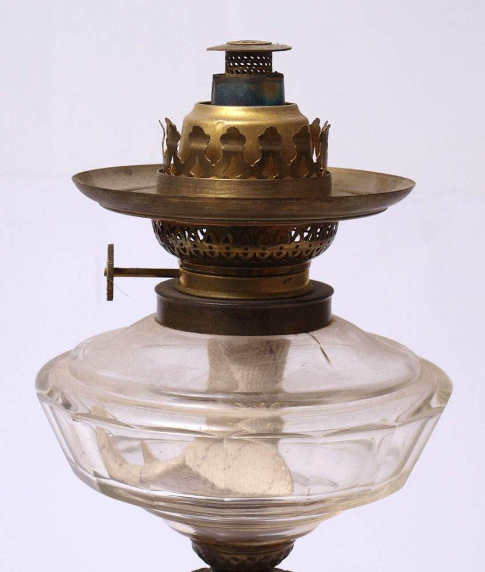 Petroleumlampe, um 1900Runde, getreppte Marmorplinthe. Fuß aus Metallguss in Form einer Frau in - Bild 4 aus 5