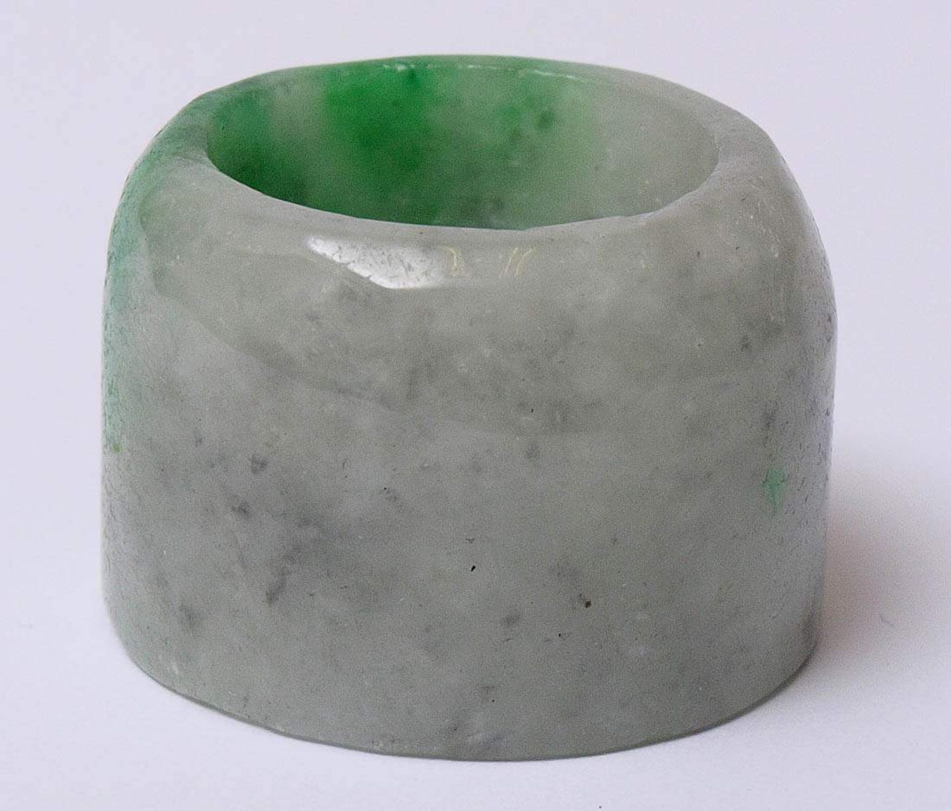 Bogenschützenring, ChinaGrün-weiße Jade. Durchm.3,5cm. - Bild 5 aus 21