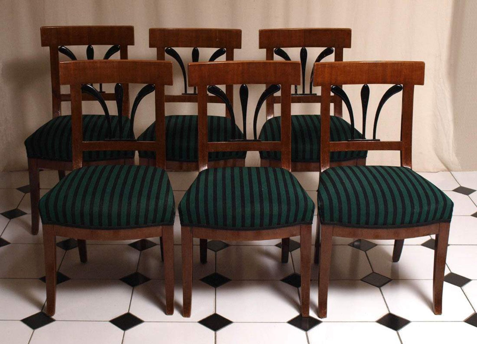 Sechs Stühle, um 1820Auf vier Spitzfüßen trapezförmige, gepolsterte Zarge. Nach hinten schwingende