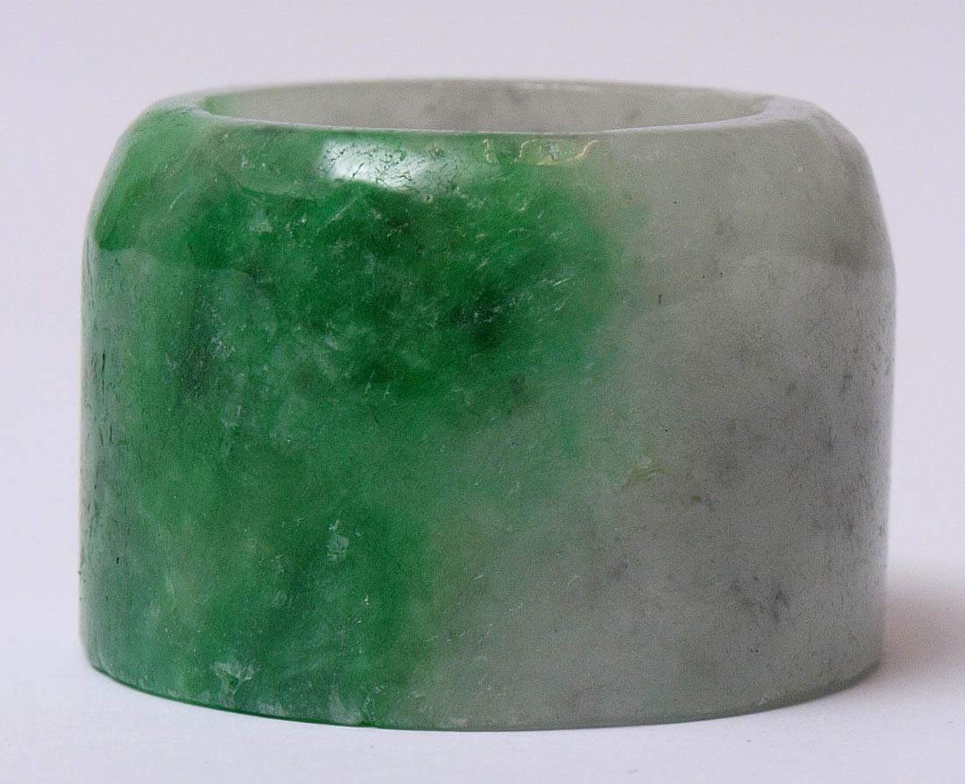 Bogenschützenring, ChinaGrün-weiße Jade. Durchm.3,5cm. - Bild 12 aus 21