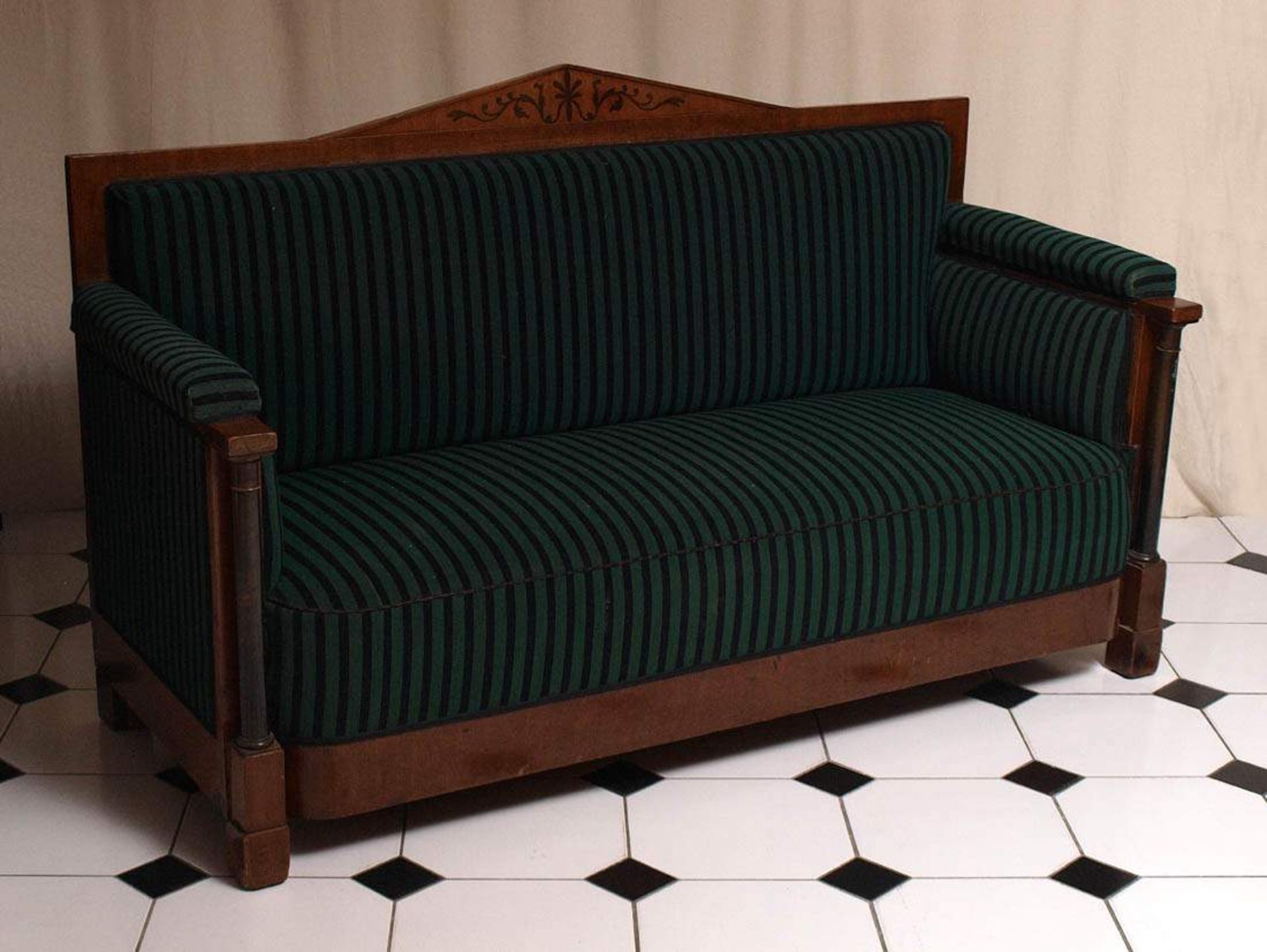 Sofa, um 1820Auf vier Stollenfüßen rechteckiger Sitzrahmen mit hoher Polsterung. Gepolsterte