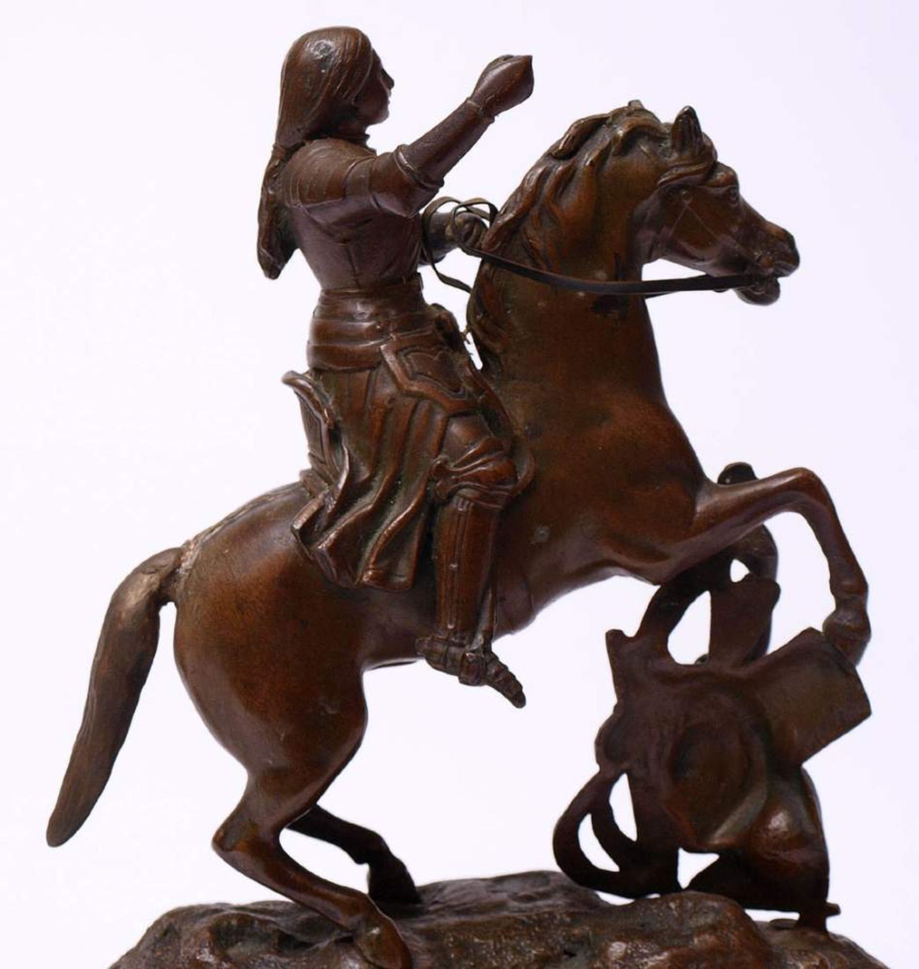 Unbekannter Künstler, 19.Jhdt.Auf ovaler Plinthe naturalistischer Sockel. Darauf Jeanne d'Arc zu - Bild 11 aus 13