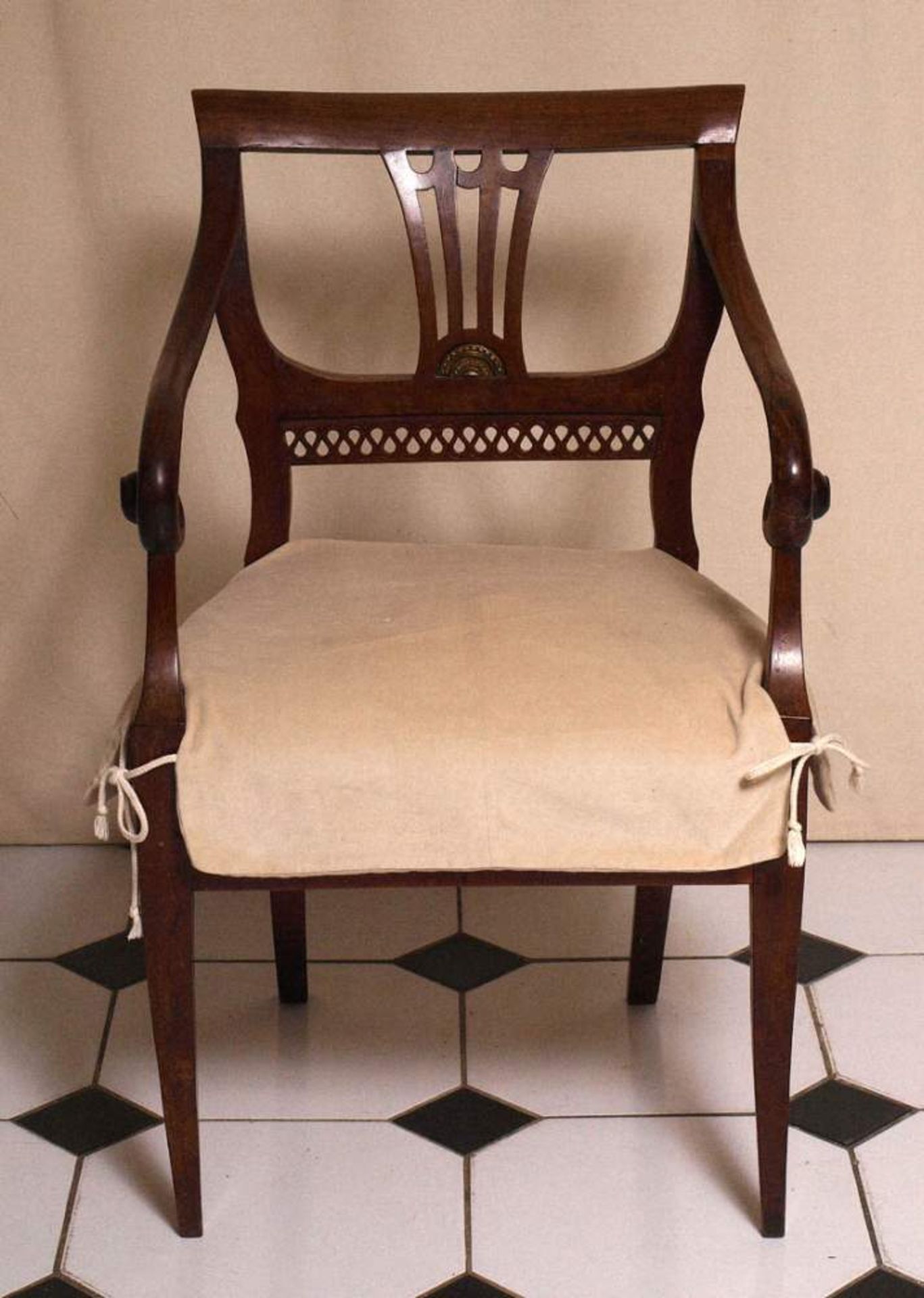Armlehnstuhl, 1. Hälfte 19.Jhdt.Auf vier Spitzfüßen gepolsterte, trapezförmige Sitzfläche. nach - Bild 4 aus 5