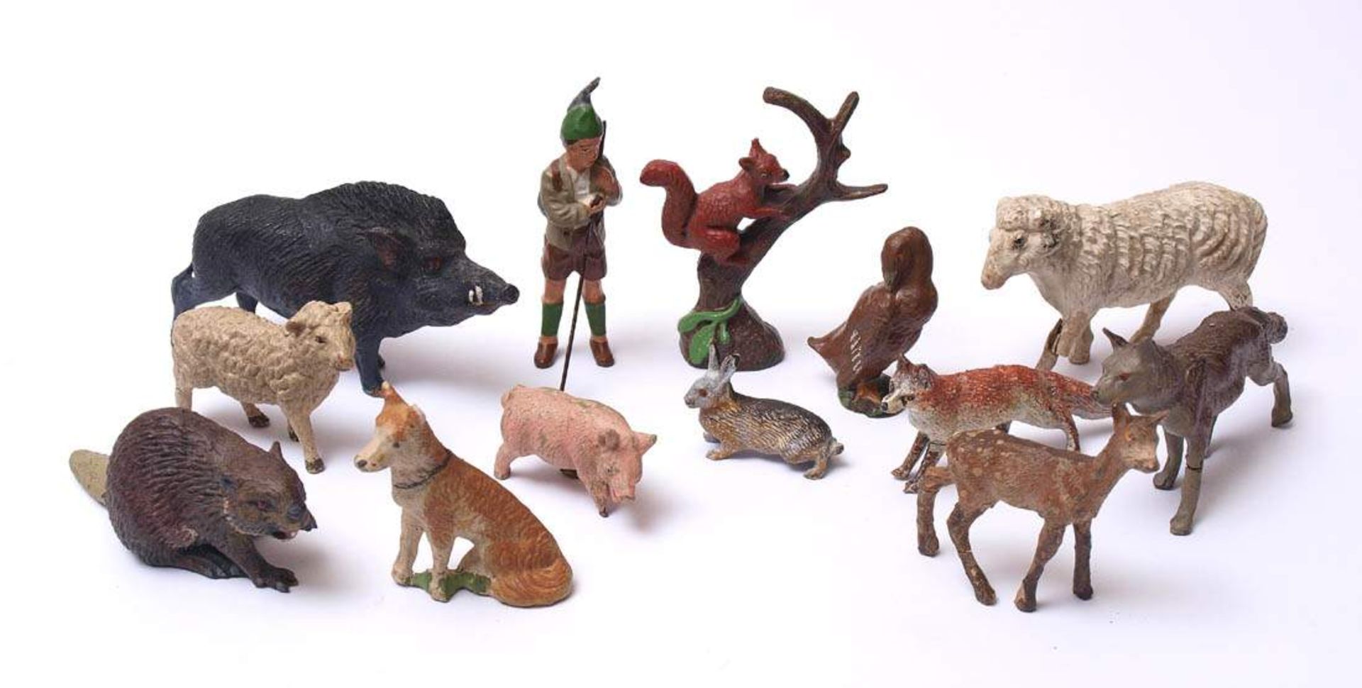 Konvolut TierfigurenMasse. Eichhörnchen, Wolf, Wildschwein etc. dazu die Figur eines Wanderers (H.