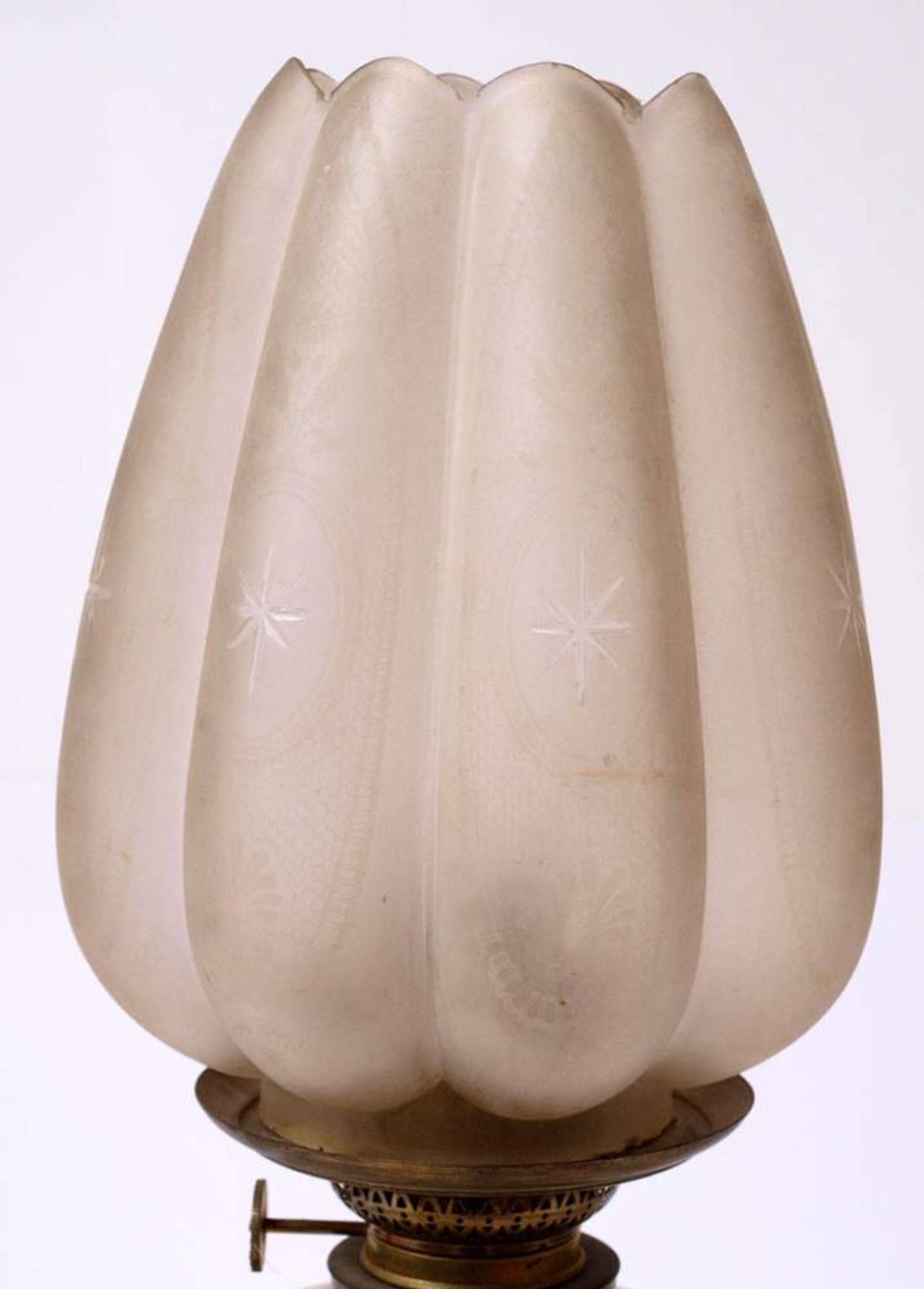 Petroleumlampe, um 1900Runde, getreppte Marmorplinthe. Fuß aus Metallguss in Form einer Frau in - Bild 5 aus 5