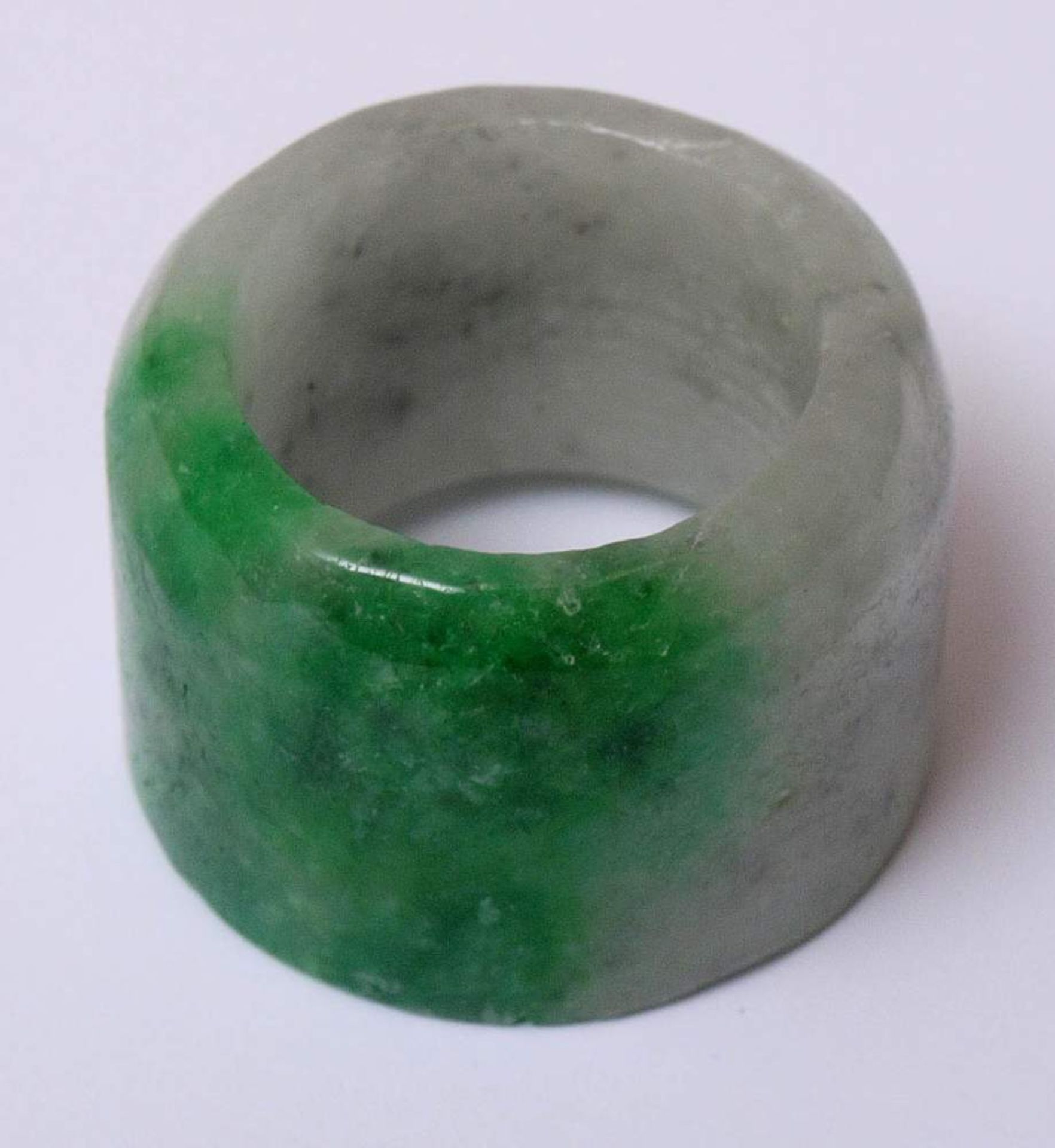 Bogenschützenring, ChinaGrün-weiße Jade. Durchm.3,5cm. - Bild 3 aus 21