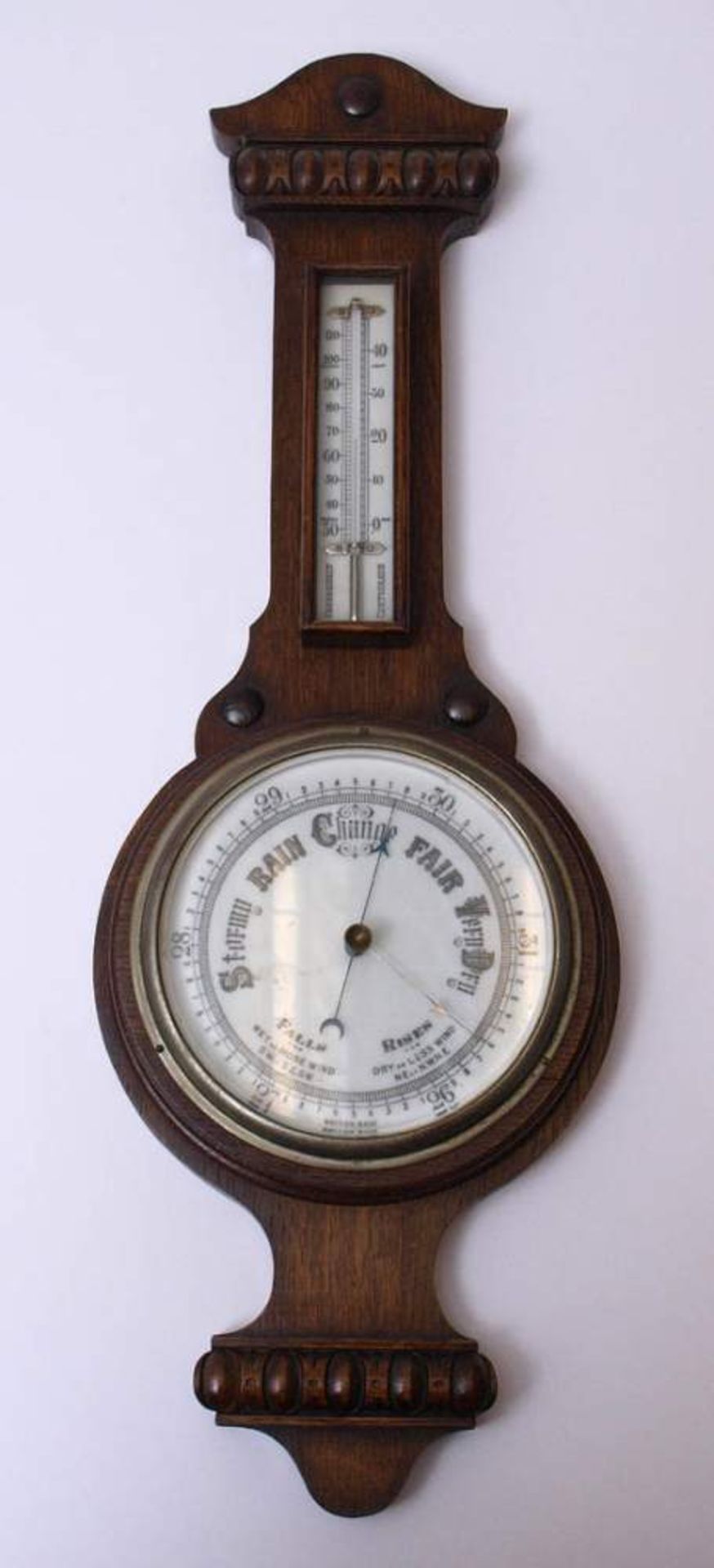 Wetterstation, England, um 1900Geometrisch beschnitzter Korpus mit eingebautem Termometer und