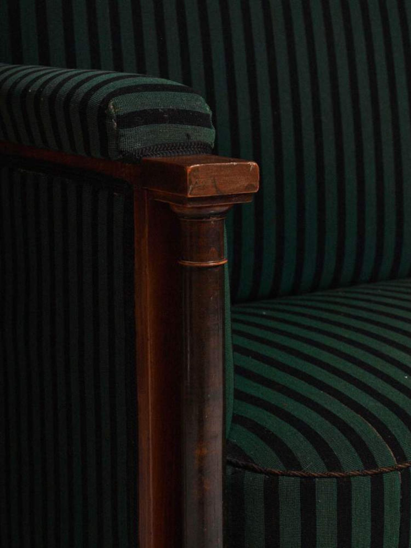 Sofa, um 1820Auf vier Stollenfüßen rechteckiger Sitzrahmen mit hoher Polsterung. Gepolsterte - Bild 2 aus 5
