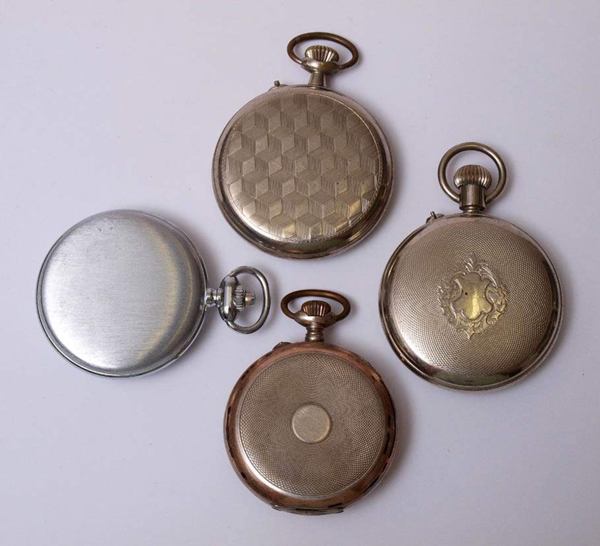 Vier div. TaschenuhrenDrei davon aus den 20er Jahren. Glatte Metallgehäuse. Durchm. je ca. 5cm. Alle - Bild 2 aus 3
