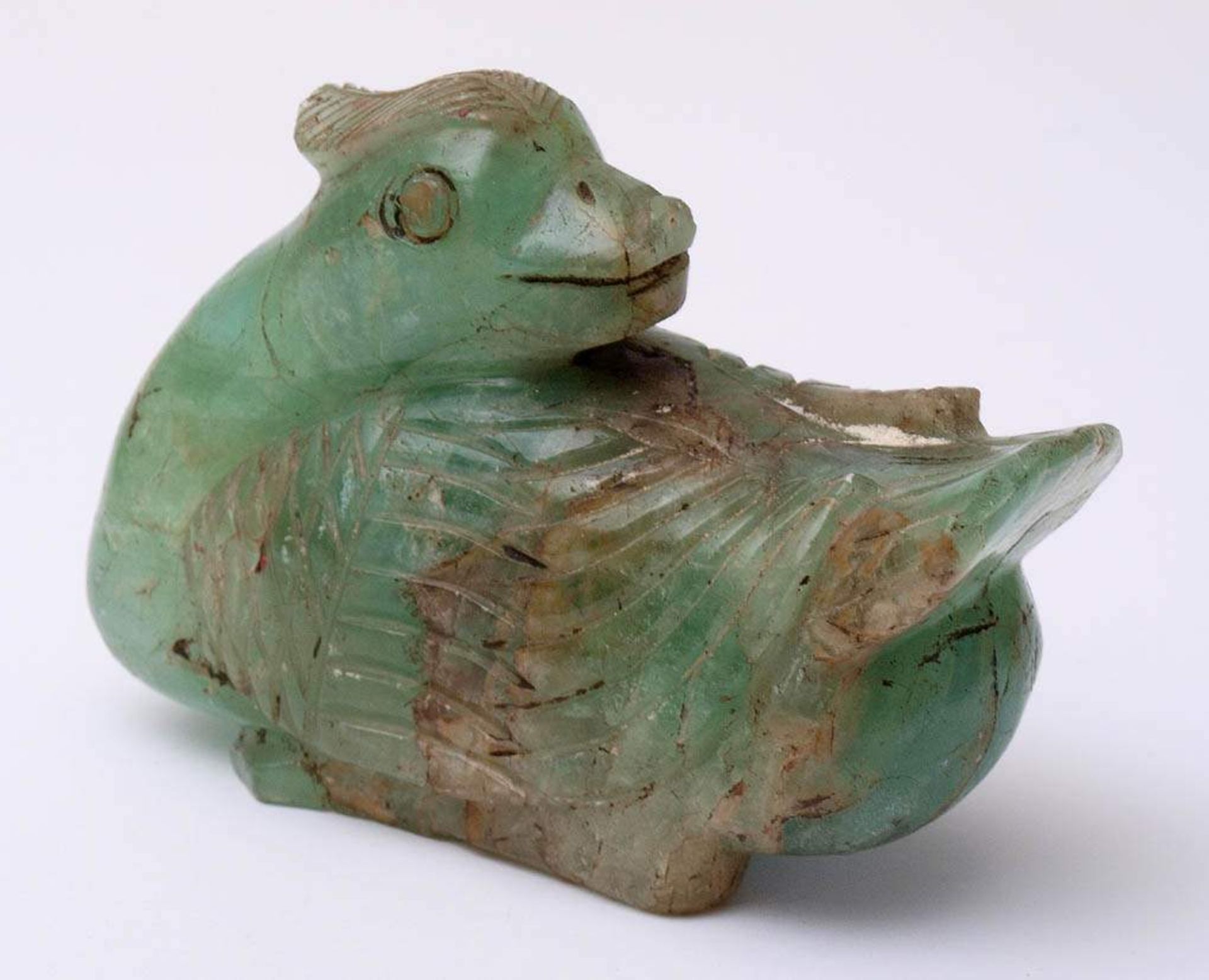 Tierfigurine, China, 19.Jhdt.Sitzender Vogel. Grün durchschimmernder Halbedelstein. L.13,5cm.