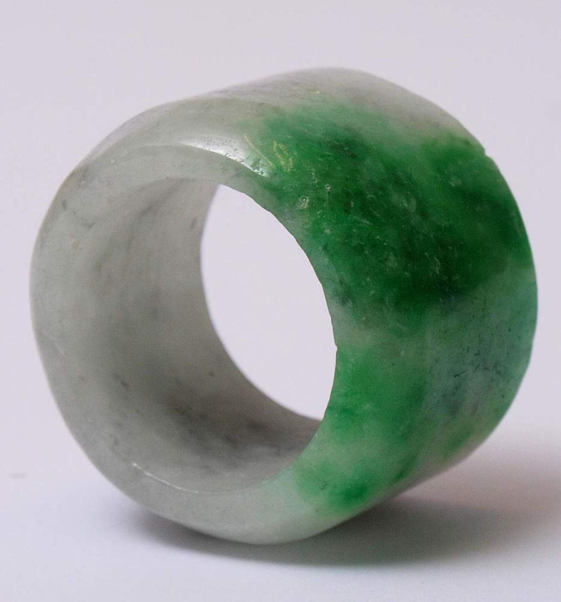 Bogenschützenring, ChinaGrün-weiße Jade. Durchm.3,5cm. - Bild 21 aus 21