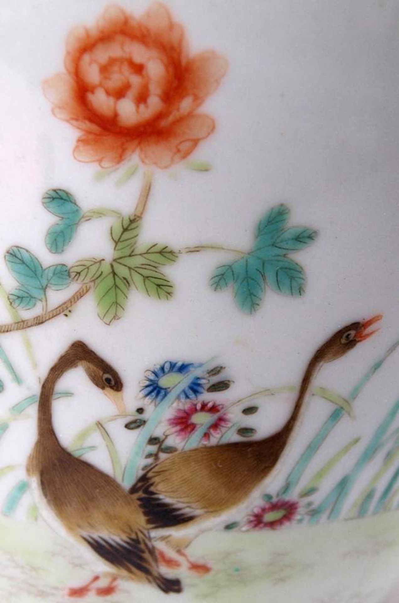 Famille-rose-Vase, China, republikanischAuf rundem Standring zylindrischer, leicht bauchiger - Bild 4 aus 4