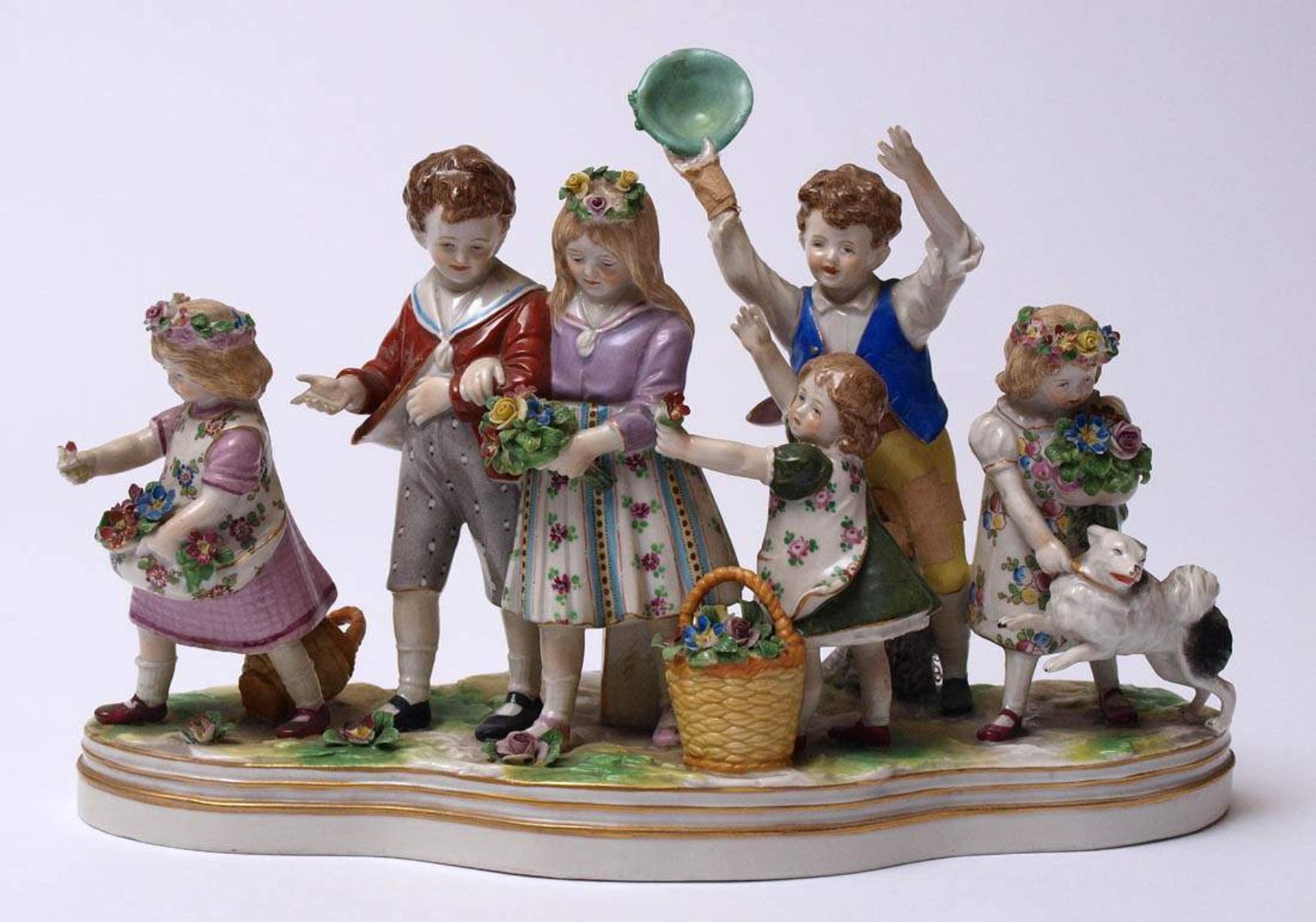 Figurengruppe, Thüringen, um 1900Auf naturalistischem Sockel mit aufbossierten Blüten Gruppe von