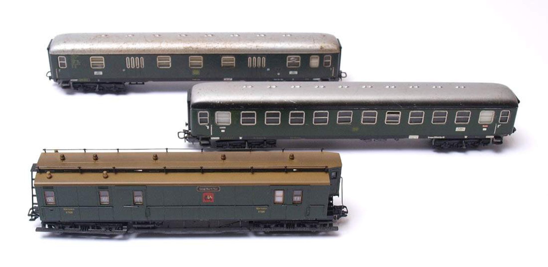 Drei Personenzugwagen, Märklin, Spur H0Modellnummern 4022, 4026 und 4229. Im Originalkarton.