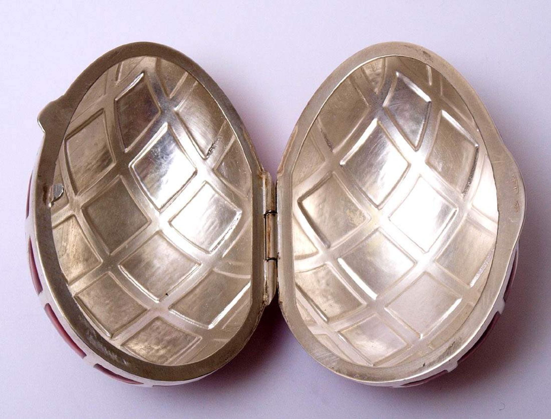 Deckeldose in EiformSIlberfarbenes Metall mit rotem Transluszidemail. L.6cm. - Bild 3 aus 4
