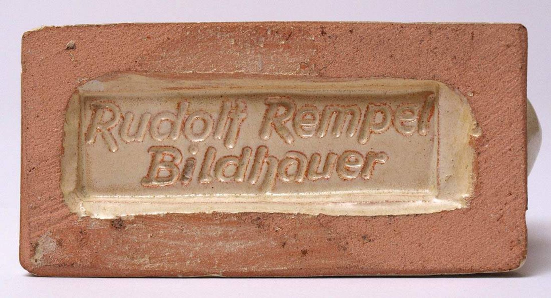 Rempel, Rudolf, Freiburg, 20er JahreAuf rechteckigem Sockel äsendes Rehkitz. Hellroter Scherben, - Bild 5 aus 5