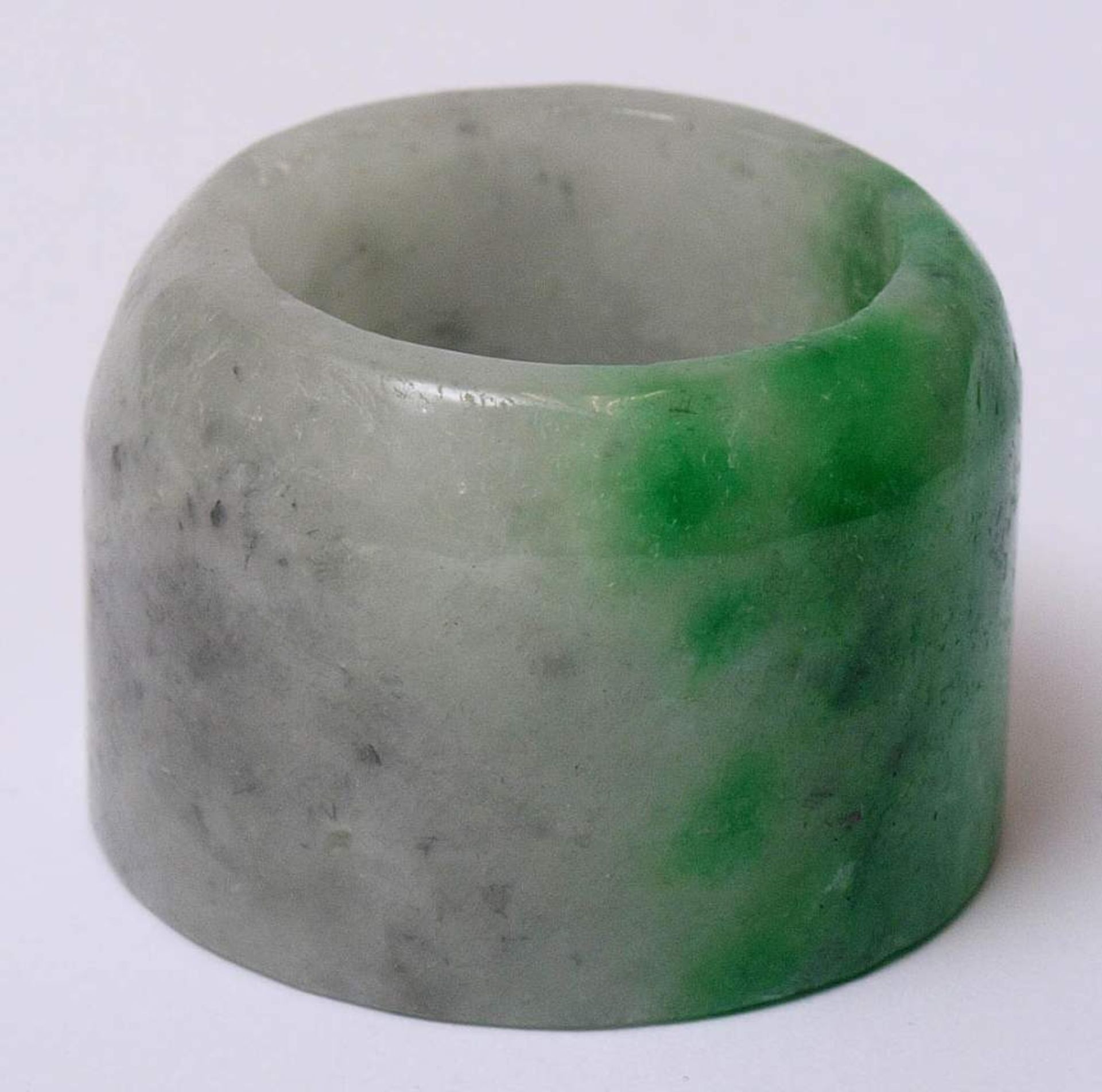Bogenschützenring, ChinaGrün-weiße Jade. Durchm.3,5cm. - Bild 8 aus 21