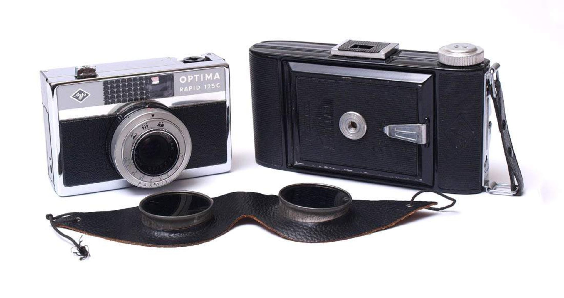 Kamera, BillyIm originalen Lederköcher. Dazu eine Agfa Optima Rapid 125 und eine Sonnenbrille mit