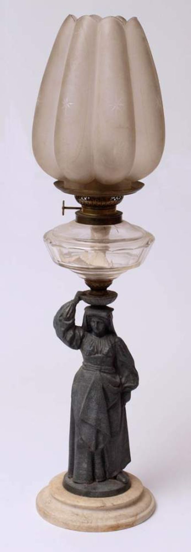 Petroleumlampe, um 1900Runde, getreppte Marmorplinthe. Fuß aus Metallguss in Form einer Frau in