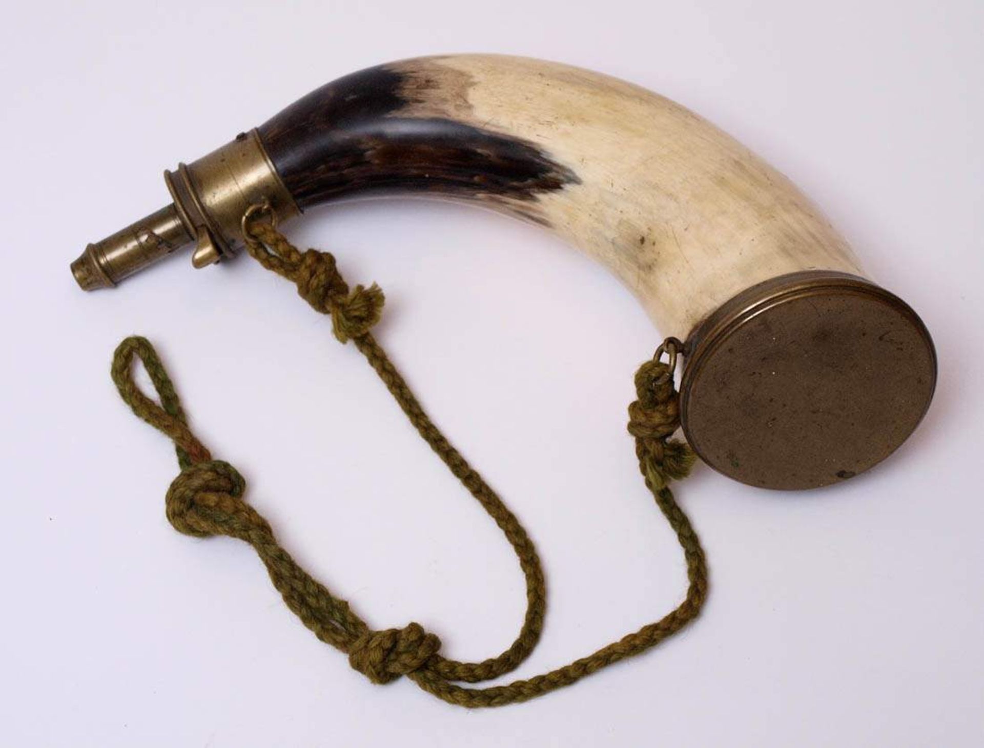 Pulverhorn, 19.Jhdt.Aus Kuhhorn, mit Messingmontierungen und originalem Federverschluss. L.30cm.