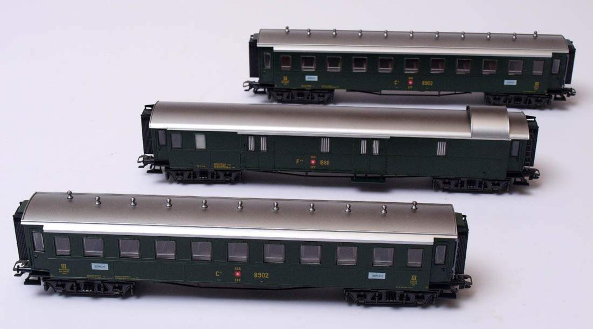 Drei Personenwagen, Märklin, Spur H0Modellnummern 4238 (2x) und 4239. Im Originalkarton.