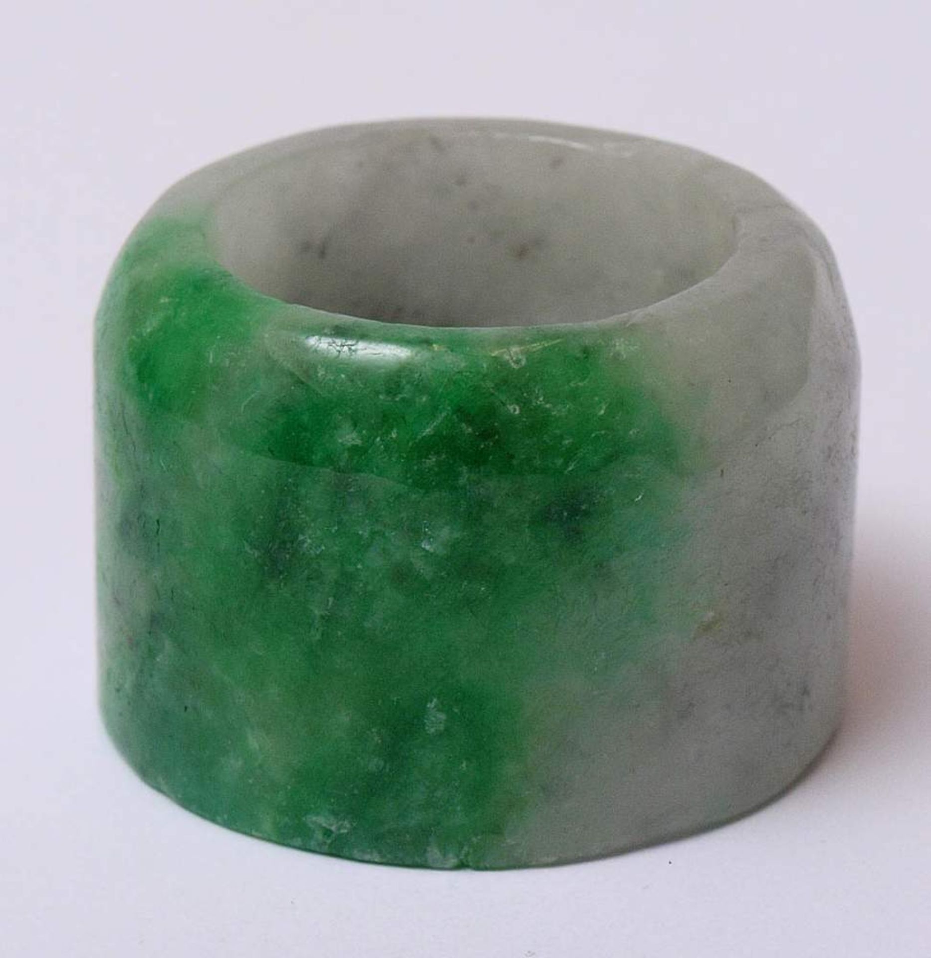 Bogenschützenring, ChinaGrün-weiße Jade. Durchm.3,5cm.