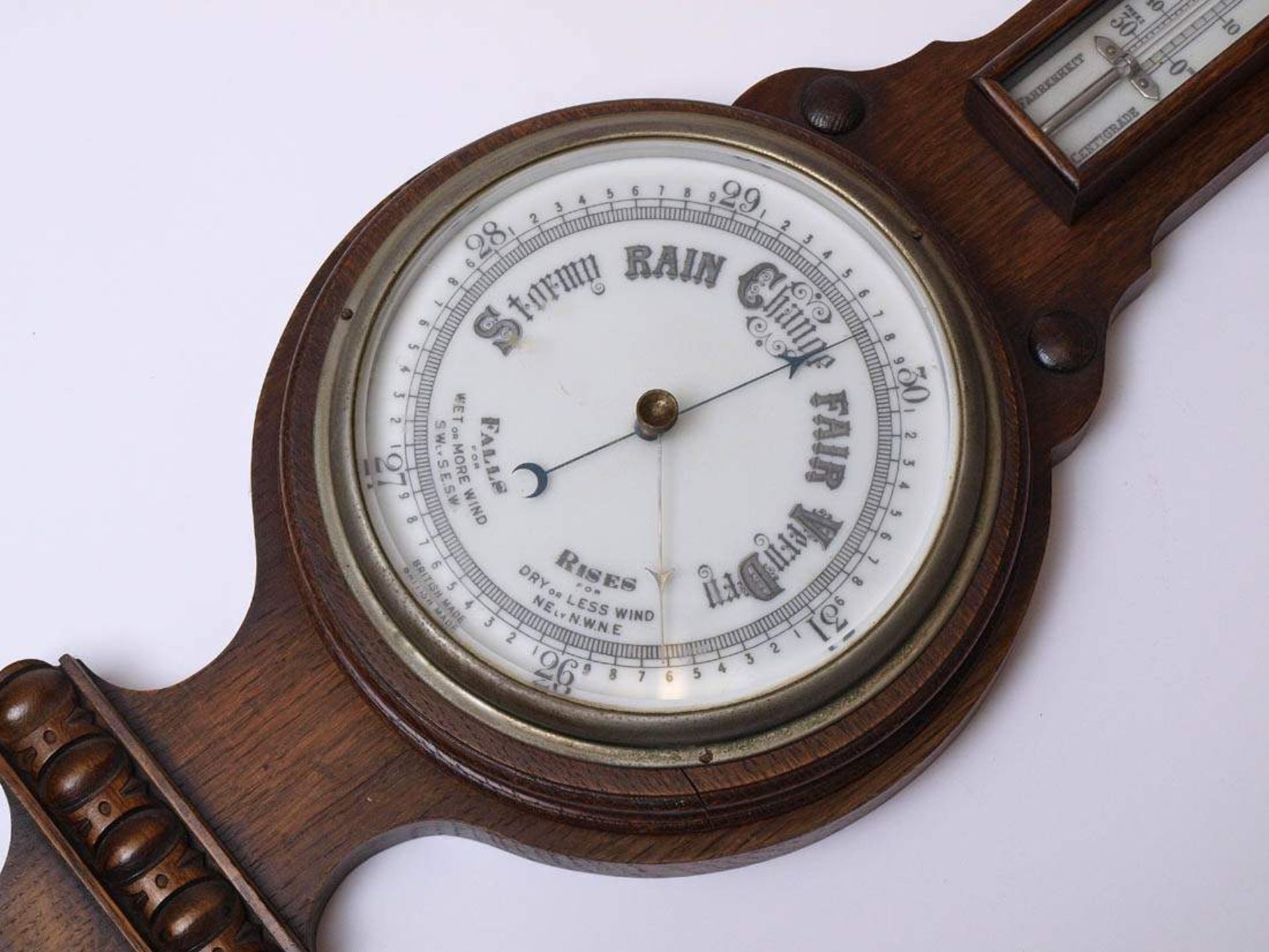 Wetterstation, England, um 1900Geometrisch beschnitzter Korpus mit eingebautem Termometer und - Bild 2 aus 3