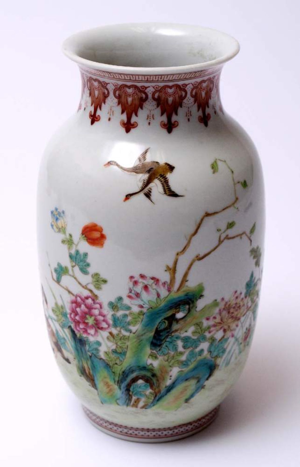 Famille-rose-Vase, China, republikanischAuf rundem Standring zylindrischer, leicht bauchiger