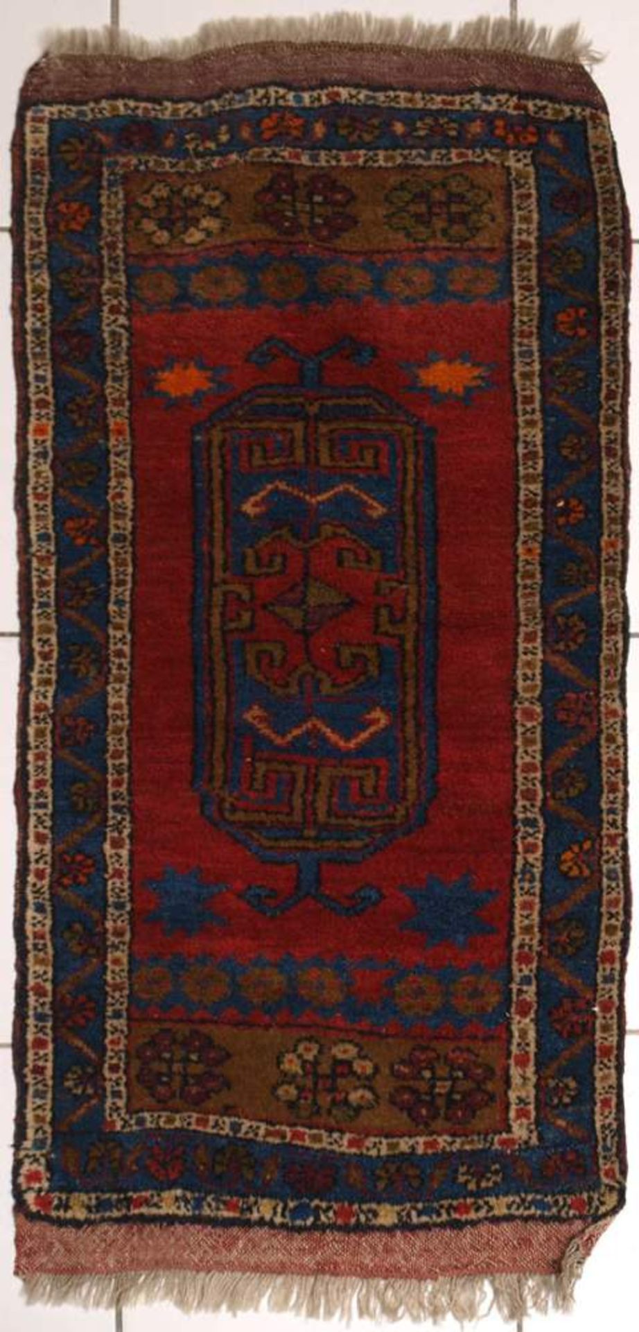 Gebetsteppich, türkisch, 19.Jhdt.Rotes Zentralfeld mit blaugrundigem Mirab. Blaugrundige Bordüre