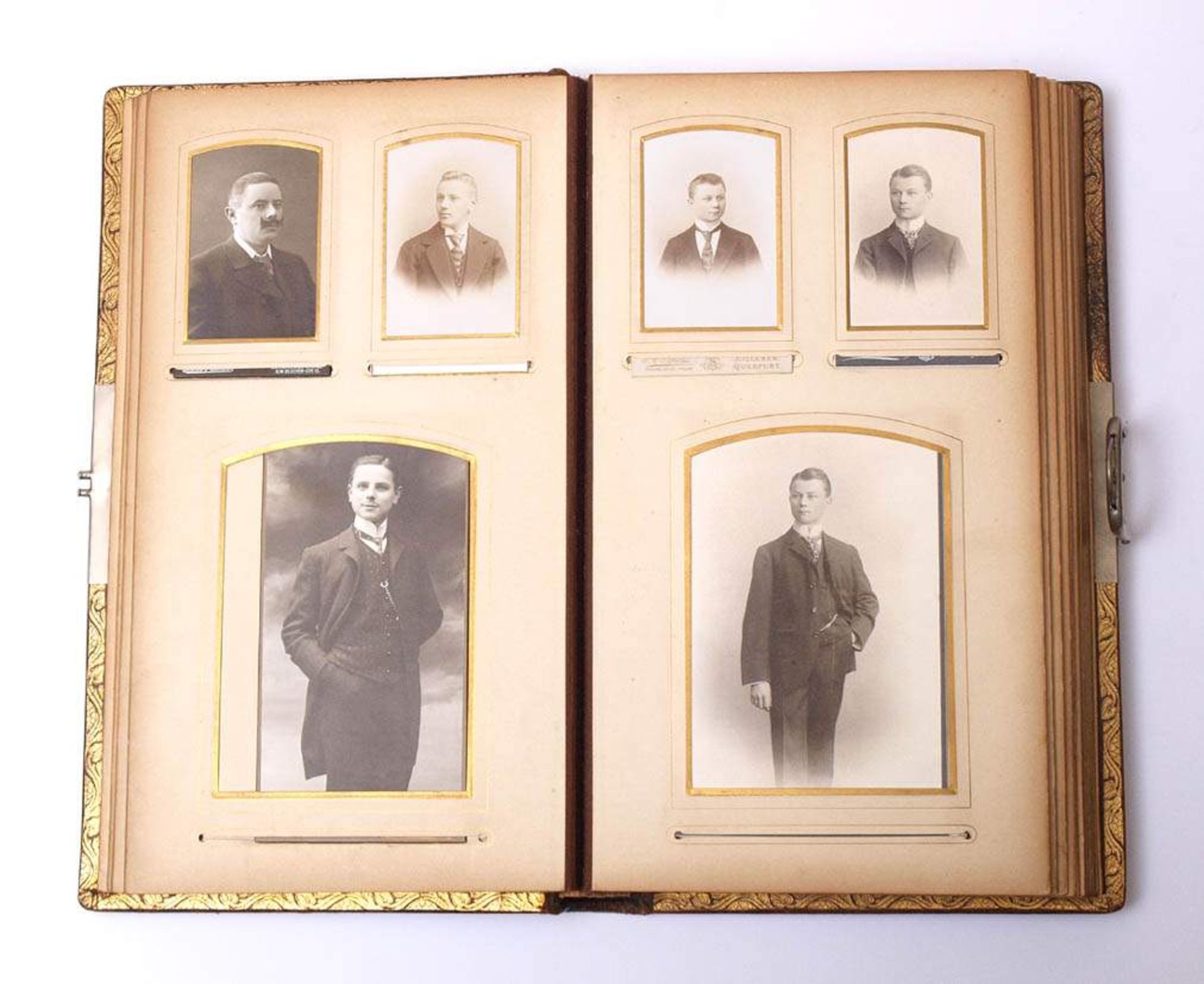 Fotoalbum, um 1905Ledereinband mit aufgelegten Narzissenblüten. Originale Schließe. Zahlreiche - Bild 2 aus 2