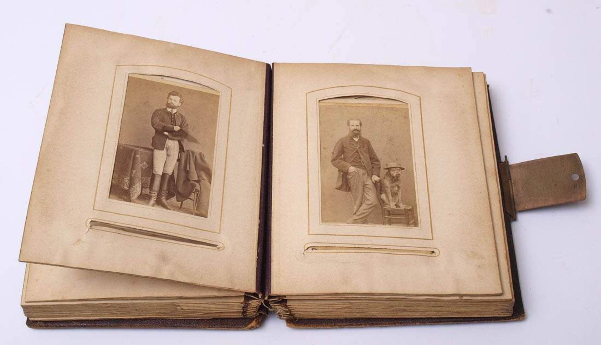 Fotoalbum, um 1900Geprägter Ledereinband, Rückdeckel fehlt, Schnitt vergoldet. 15,5x12,5cm. Darin - Bild 3 aus 3