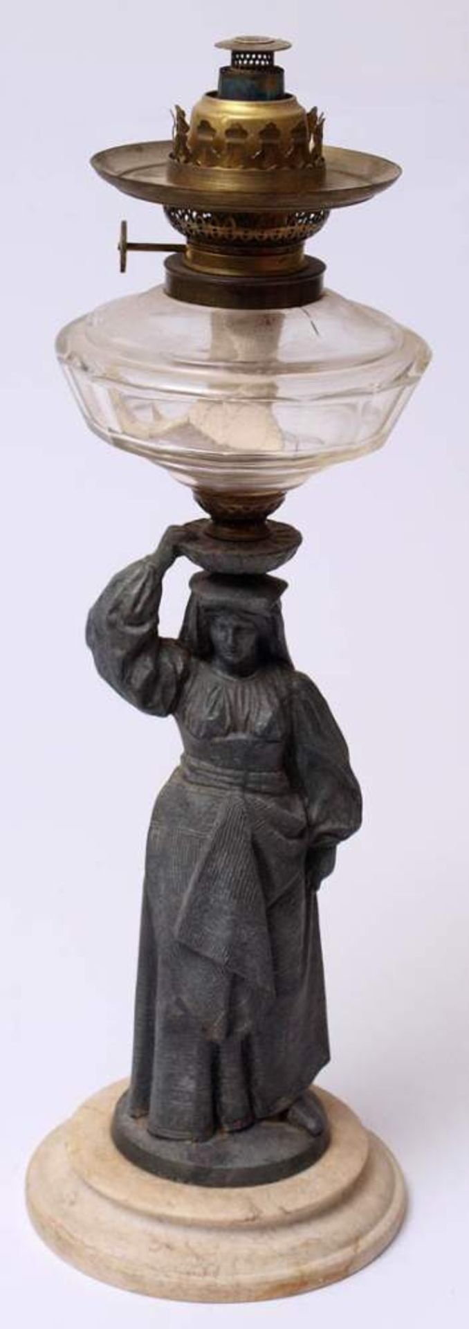 Petroleumlampe, um 1900Runde, getreppte Marmorplinthe. Fuß aus Metallguss in Form einer Frau in - Bild 2 aus 5