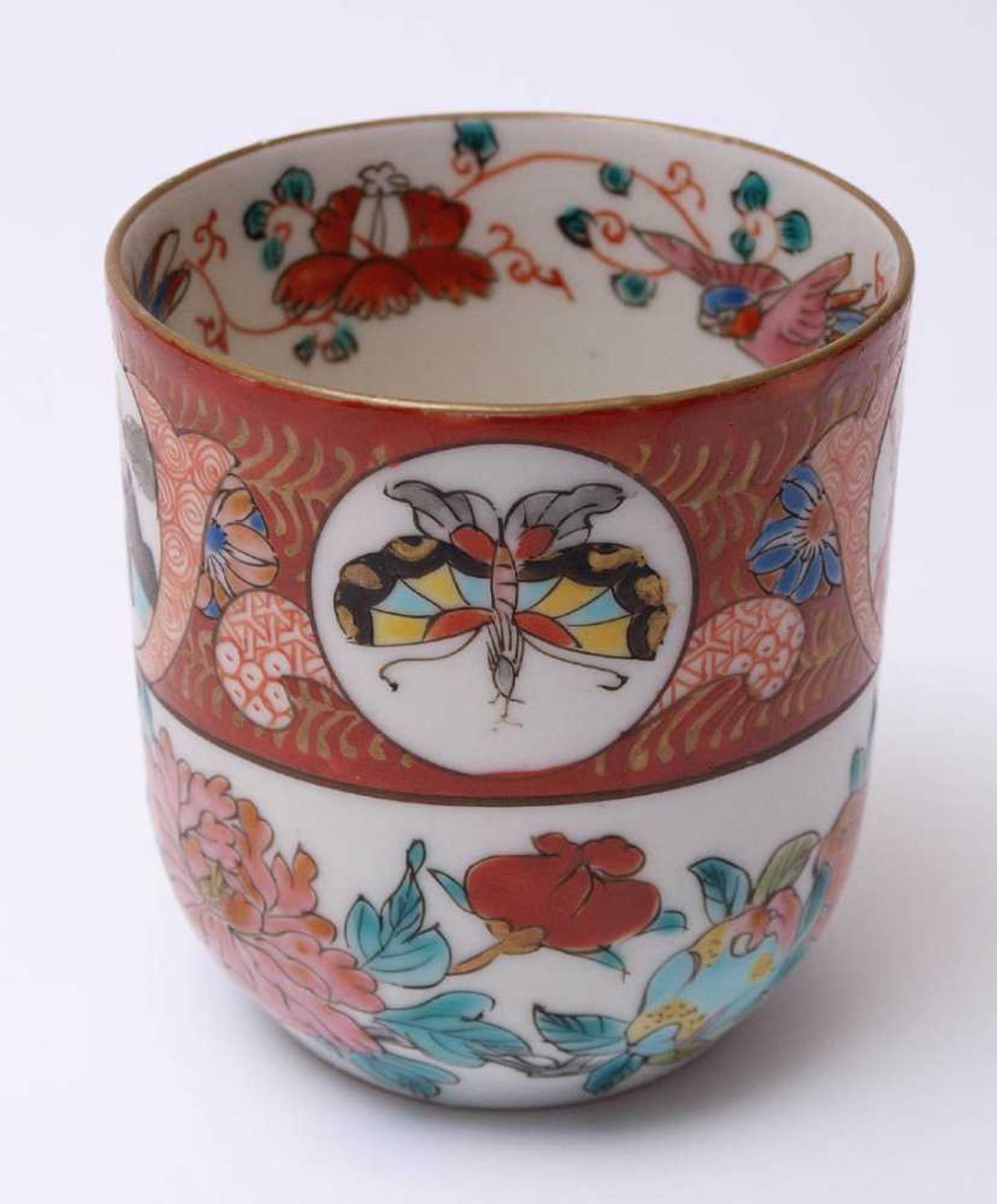 Teetasse, China, um 1900Zylindrischer Korpus. Auf der Wandung Blüten und Früchte mit Schmetterlingen