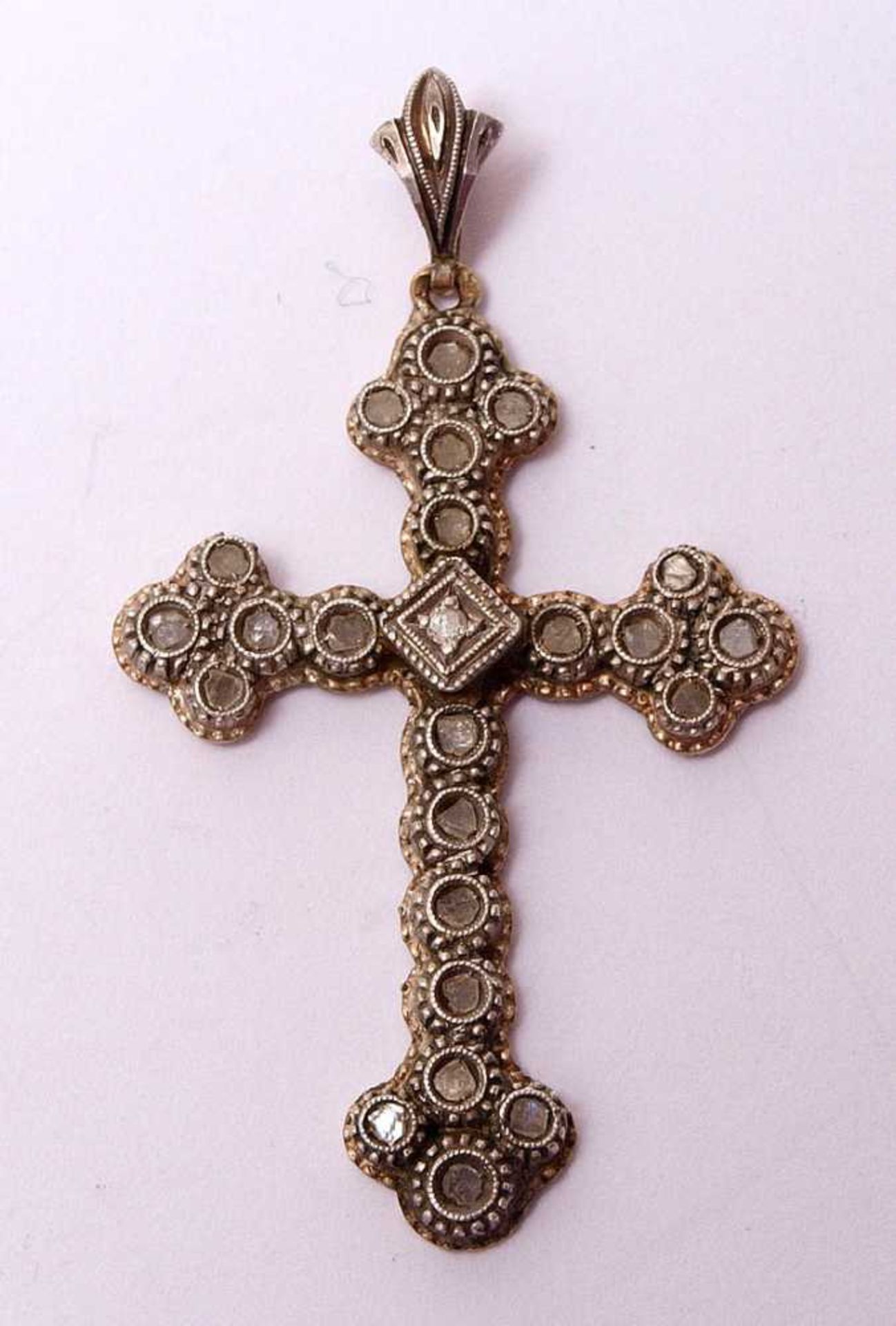 Kreuzanhänger, 20er/30er JahreWG 14kt, ausgefasst mit Rosendiamanten. L.4,5cm.